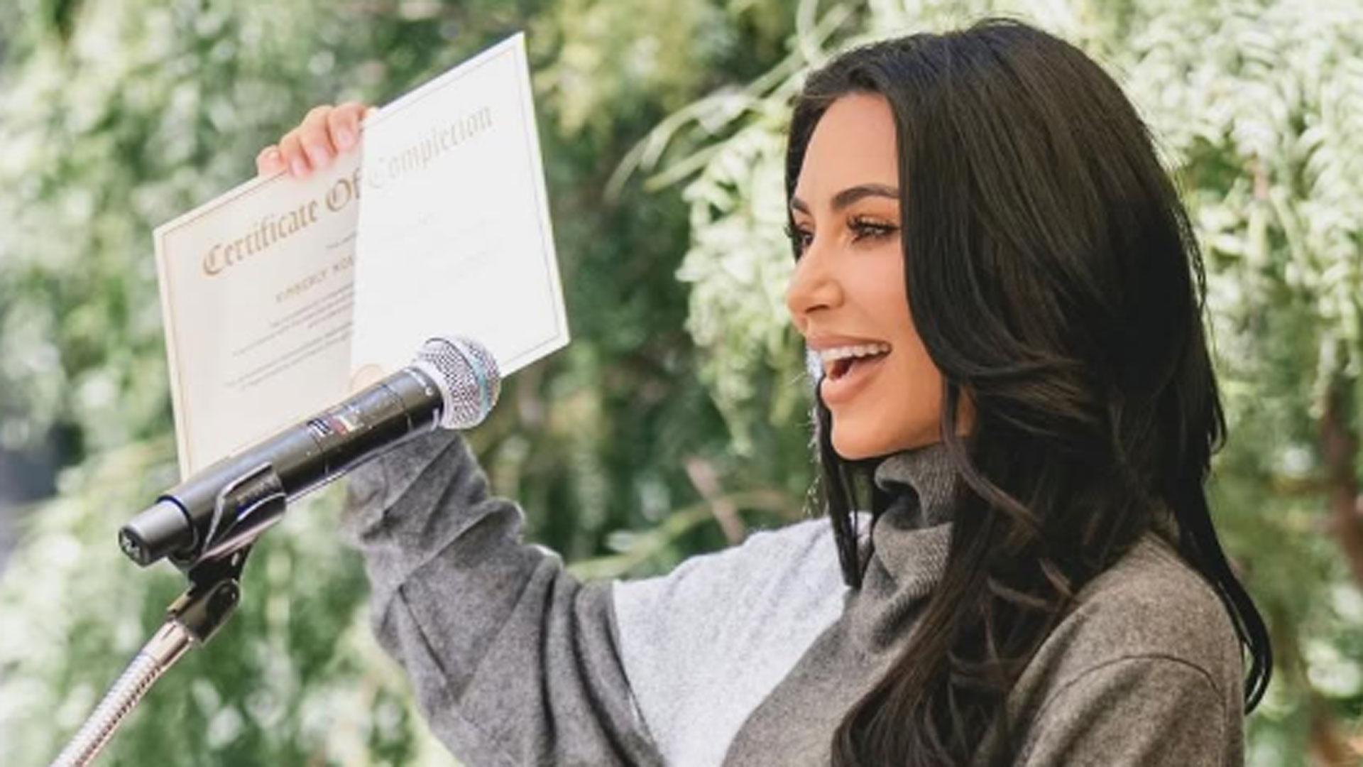 Kim Kardashian muestra su título y celebra que se ha graduado en Derecho