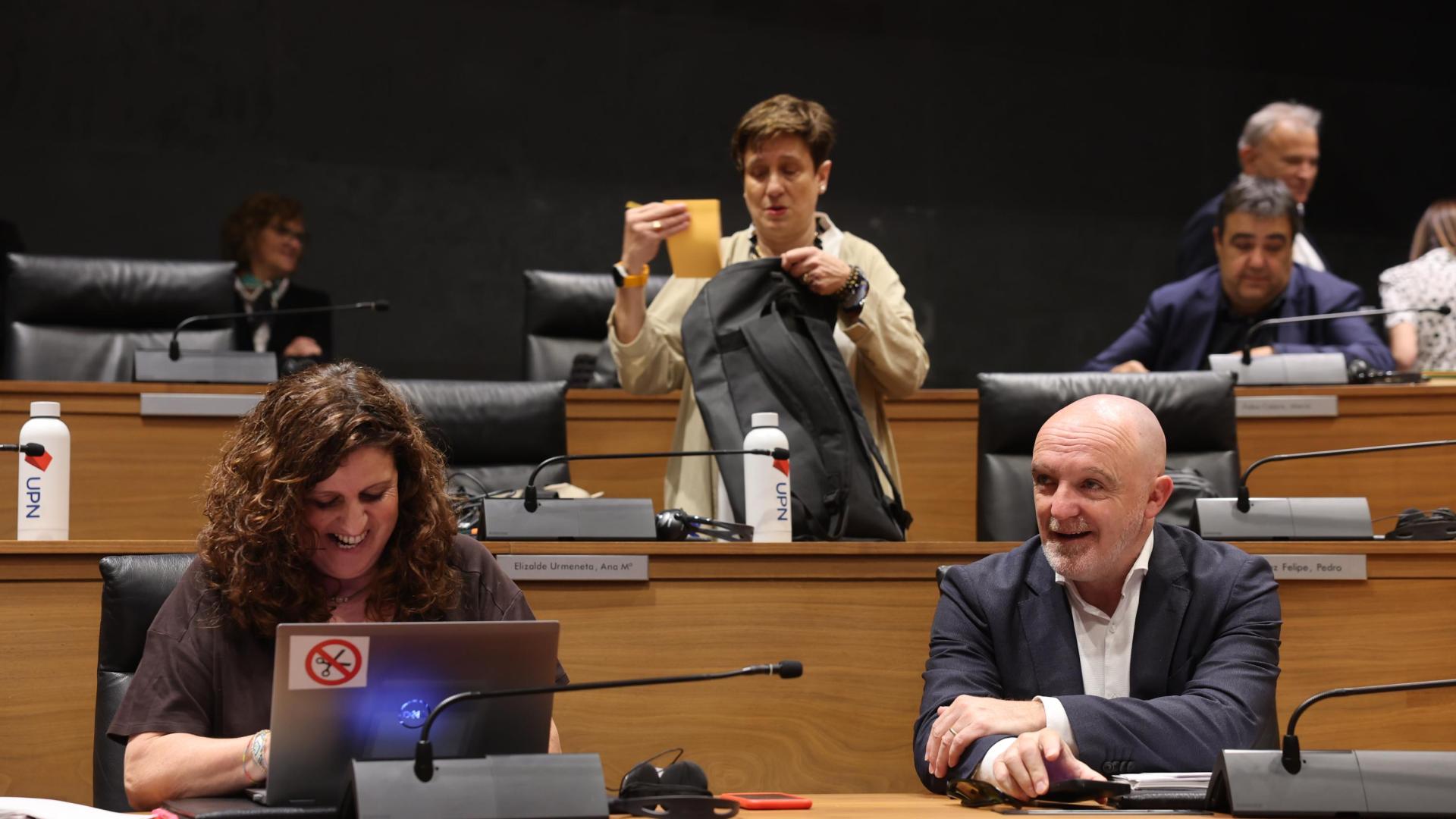 La parlamentaria de UPN Marta Álvarez, sentada junto a Javier Esparza, ha lucido una pegatina comntra los recortes.