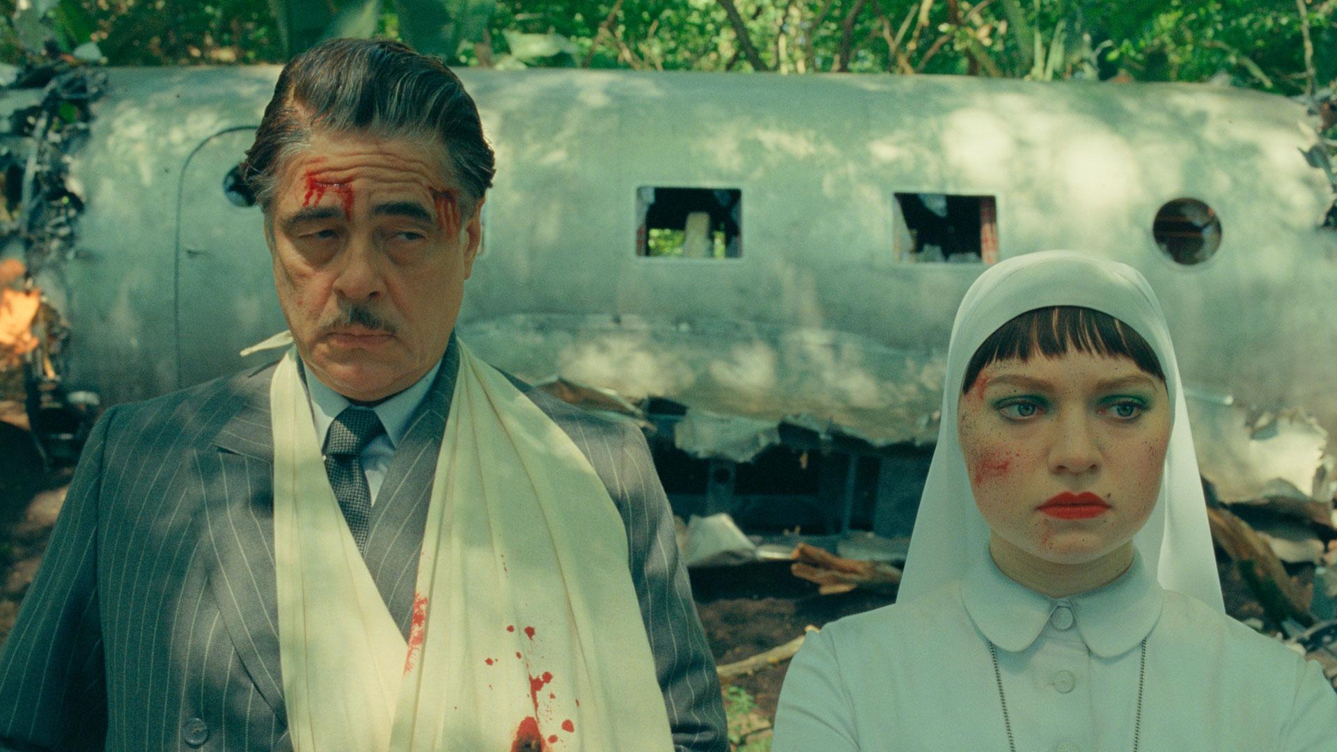Fotograma de la película 'La trama fenicia', de Wes Anderson cuyo protagonista es Benicio del Toro