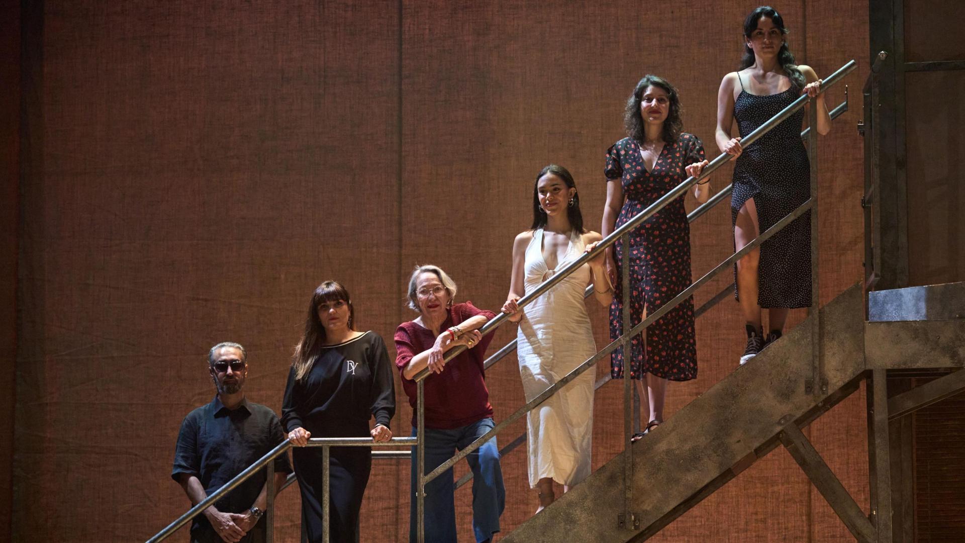 De abajo arriba, Alejandro Pelayo, Rozalén, Luisa Gavasa, Laura Porras, Raquel Varela y Paula Iwasaki, en el Teatro Gayarre