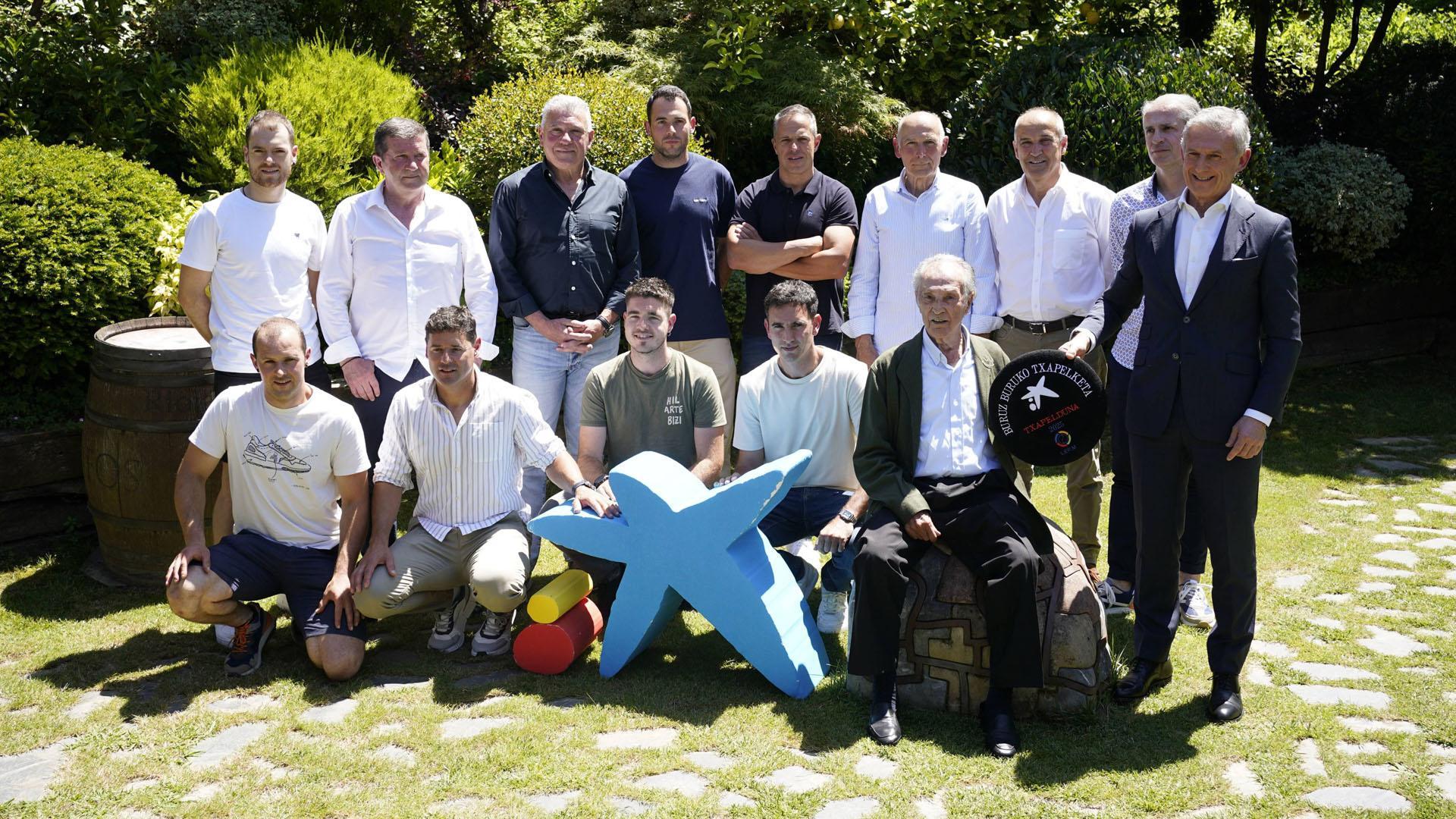De izda. a dcha., de pie: Unai Laso, Ladis Galarza, Joxean Tolosa, Erik Jaka, Aimar Olaizola, Iñaki Gorostiza,  Fernando Arretxe, Rubén Beloki, Kepa Badiola (Caixabank); agachados, Aitor Elordi, Patxi Ruiz, Iker Irribarria, Mikel Urrutikoetxea y Luciano Juaristi, Atano X