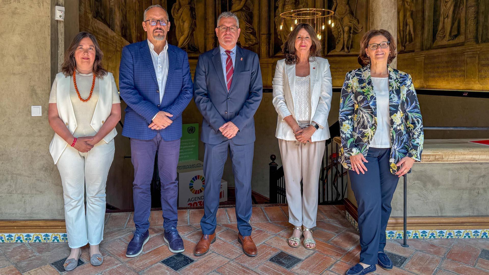 De izda. a dcha., María Cardero, Luis Fernández, el consejero Juan Luis García, Begoña Pérez y  Mónica Herrero.