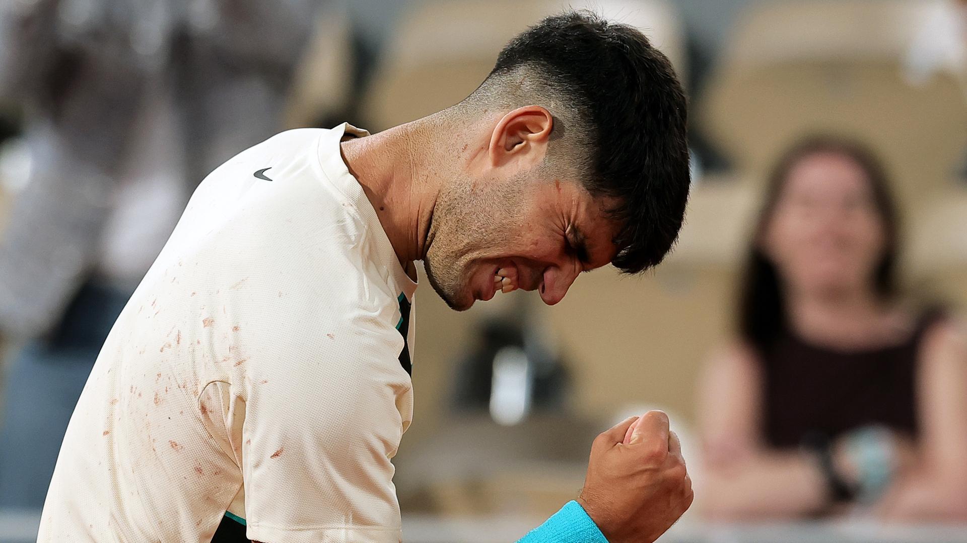 Carlos Alcaraz celebra un punto durante el partido contra Damir Dzumhur /