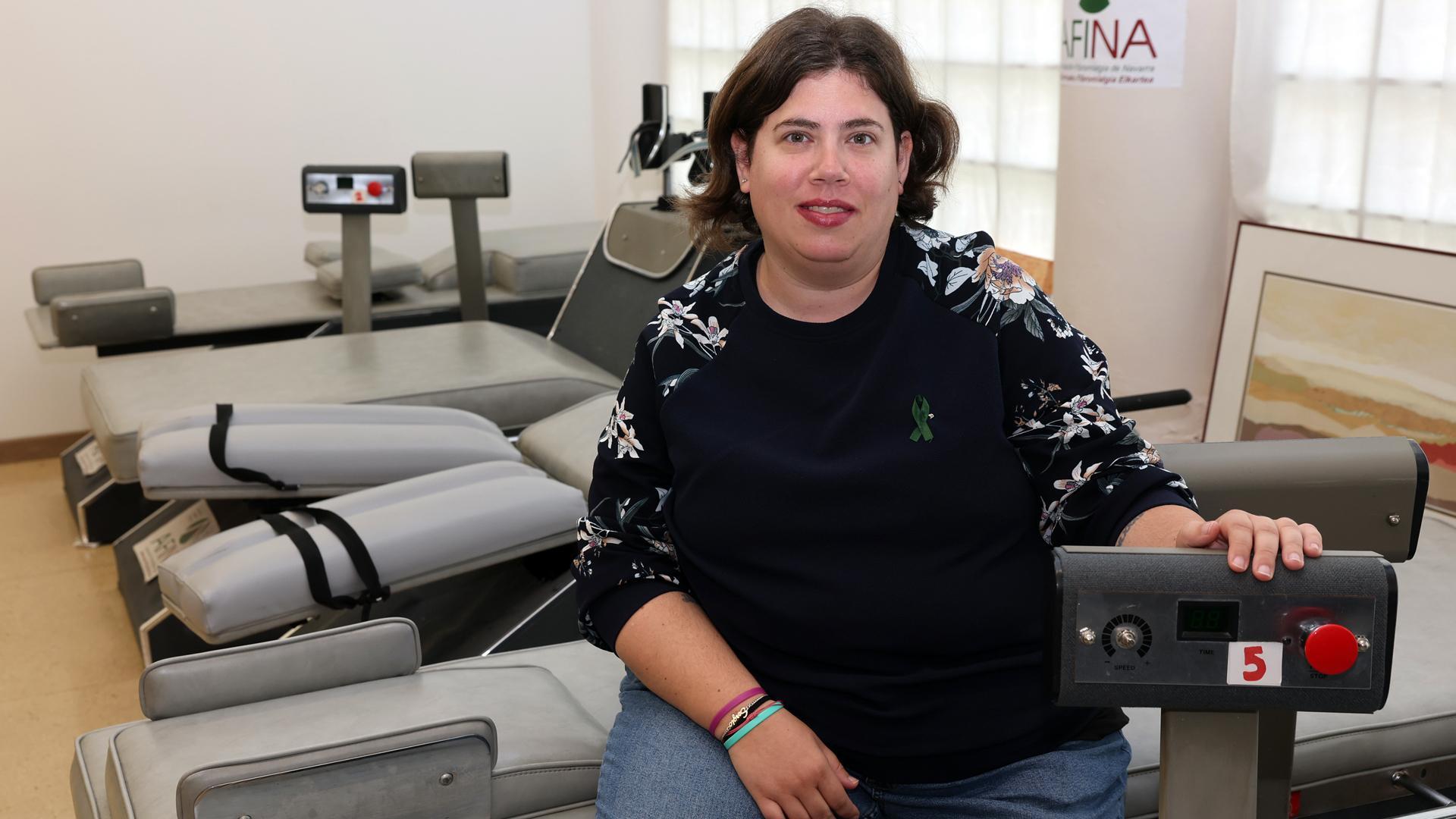 Sheila Sanz Arive, nueva presidenta de Afina, en la sede de la asociación. Las máquinas que se ven son específicas para tratar la fibromialgia