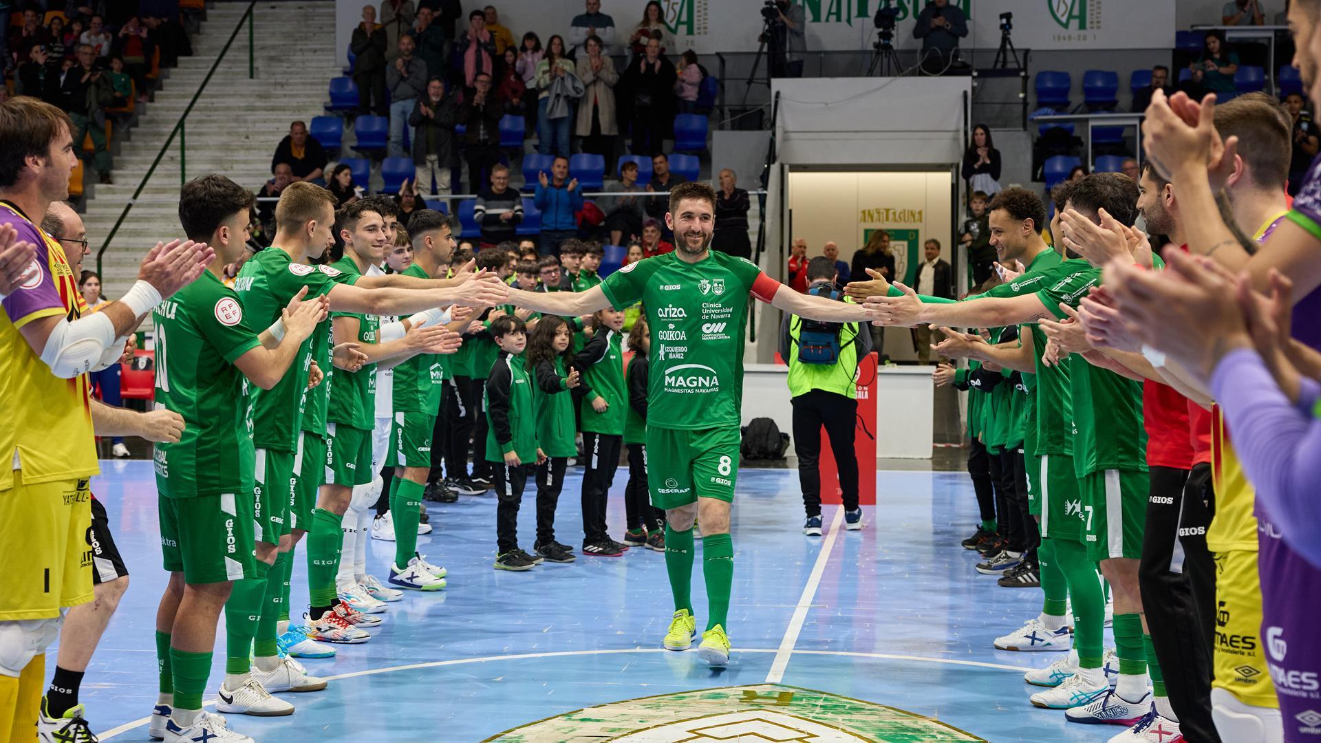 Roberto Martil, homenajeado en el último partido en Anaitasuna