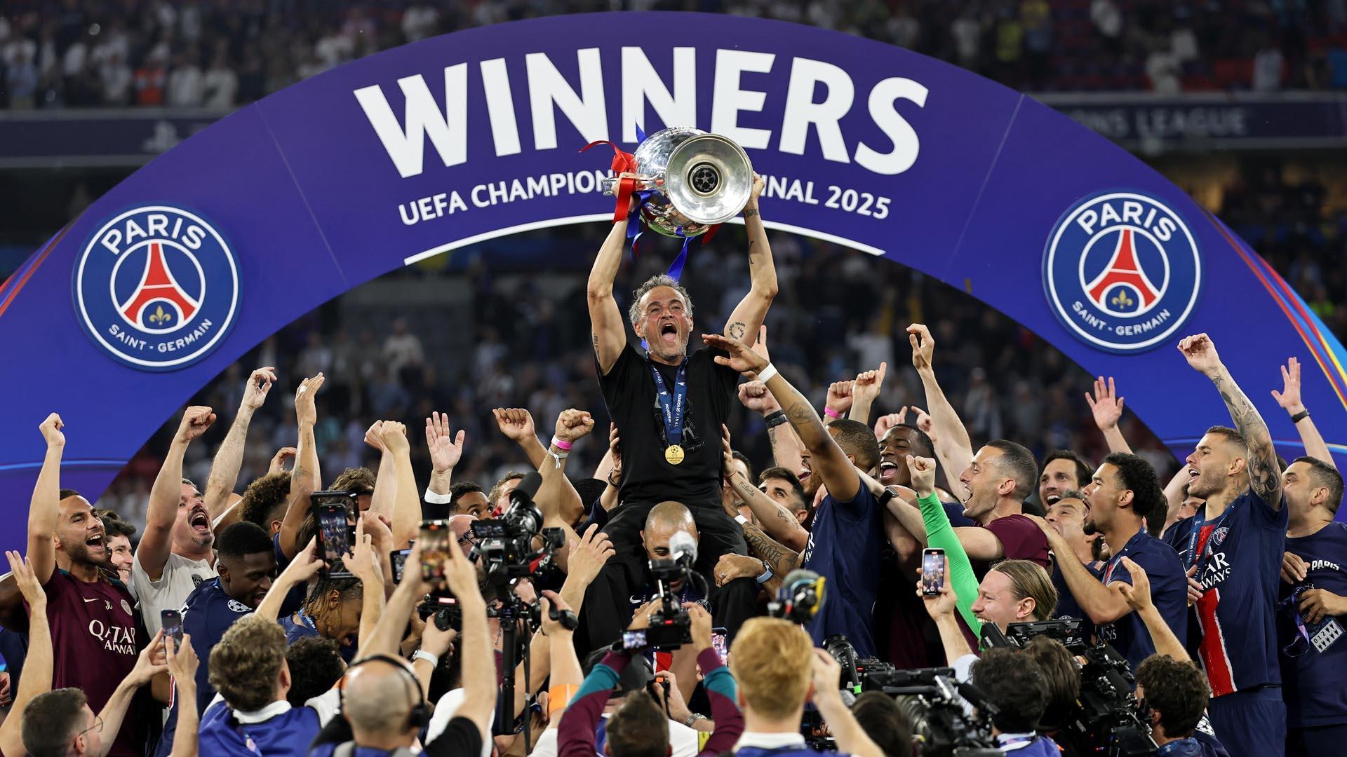 Luis Enrique alza la 'Orejona' rodeado por todo el equipo