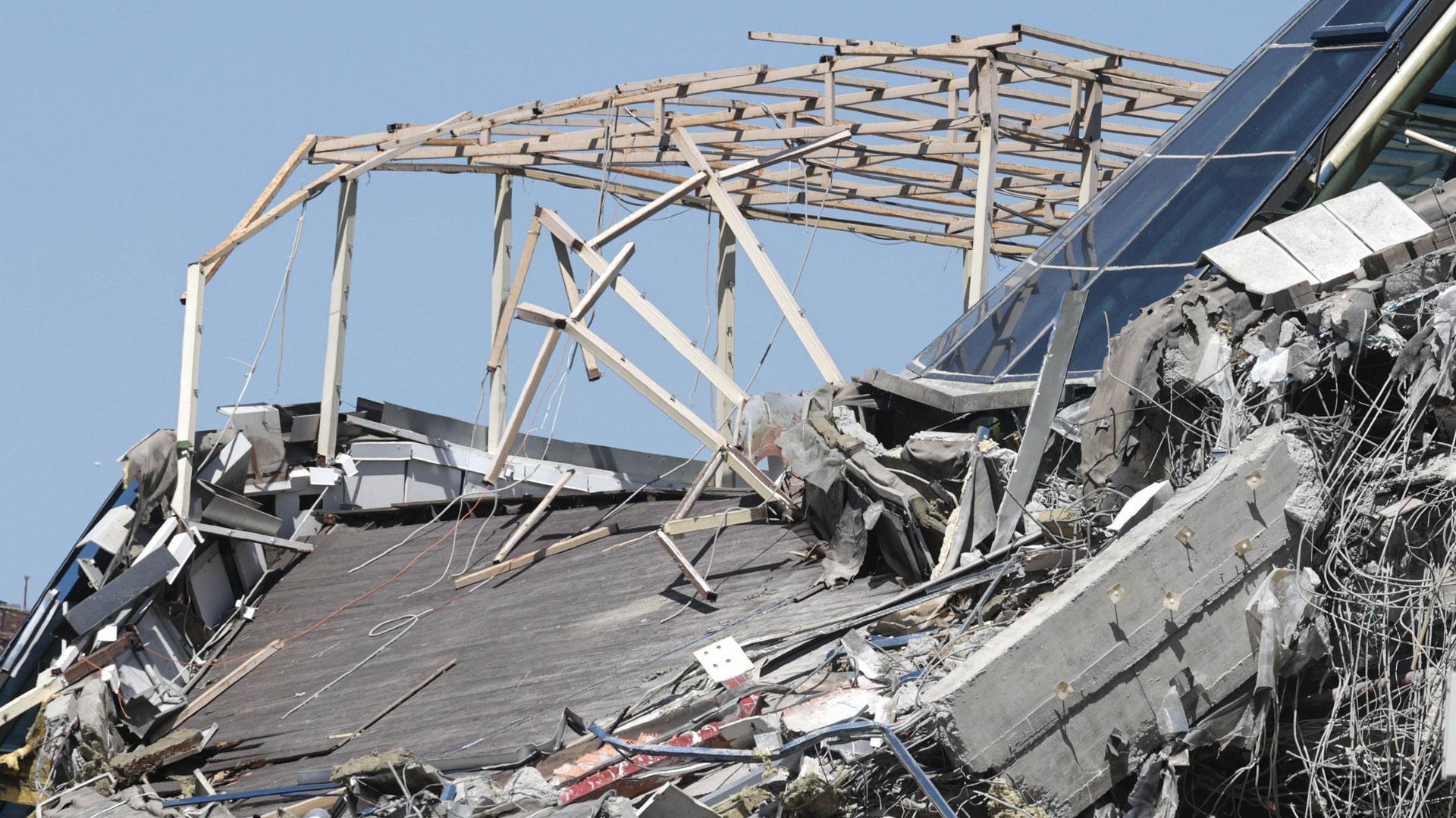 Al menos siete personas han muerto y cerca de 70 más, incluidos tres niños, han resultado heridas tras derrumbarse un puente sobre un tren de pasajeros en la región rusa de Briansk, fronteriza con Ucrania, según han informado las autoridades locales, que ya apuntan a una explosión como motivo del siniestro.