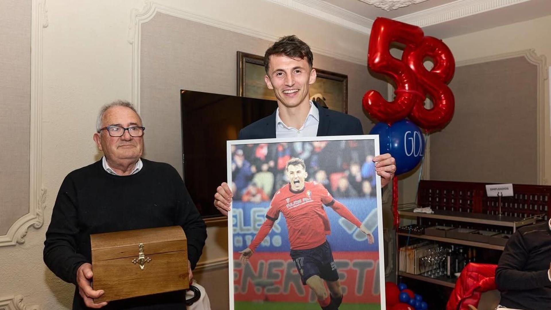 Budimir, junto a Sabalza, en la fiesta que organizó para celebrar el récord de goles en Primera con Osasuna
