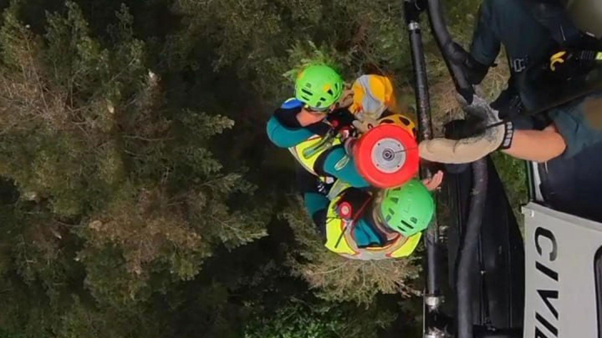 Los agentes de la Guardia Civil descienden del helicóptero para rescatar el cuerpo sin vida del barranquista fallecido en Bielsa
