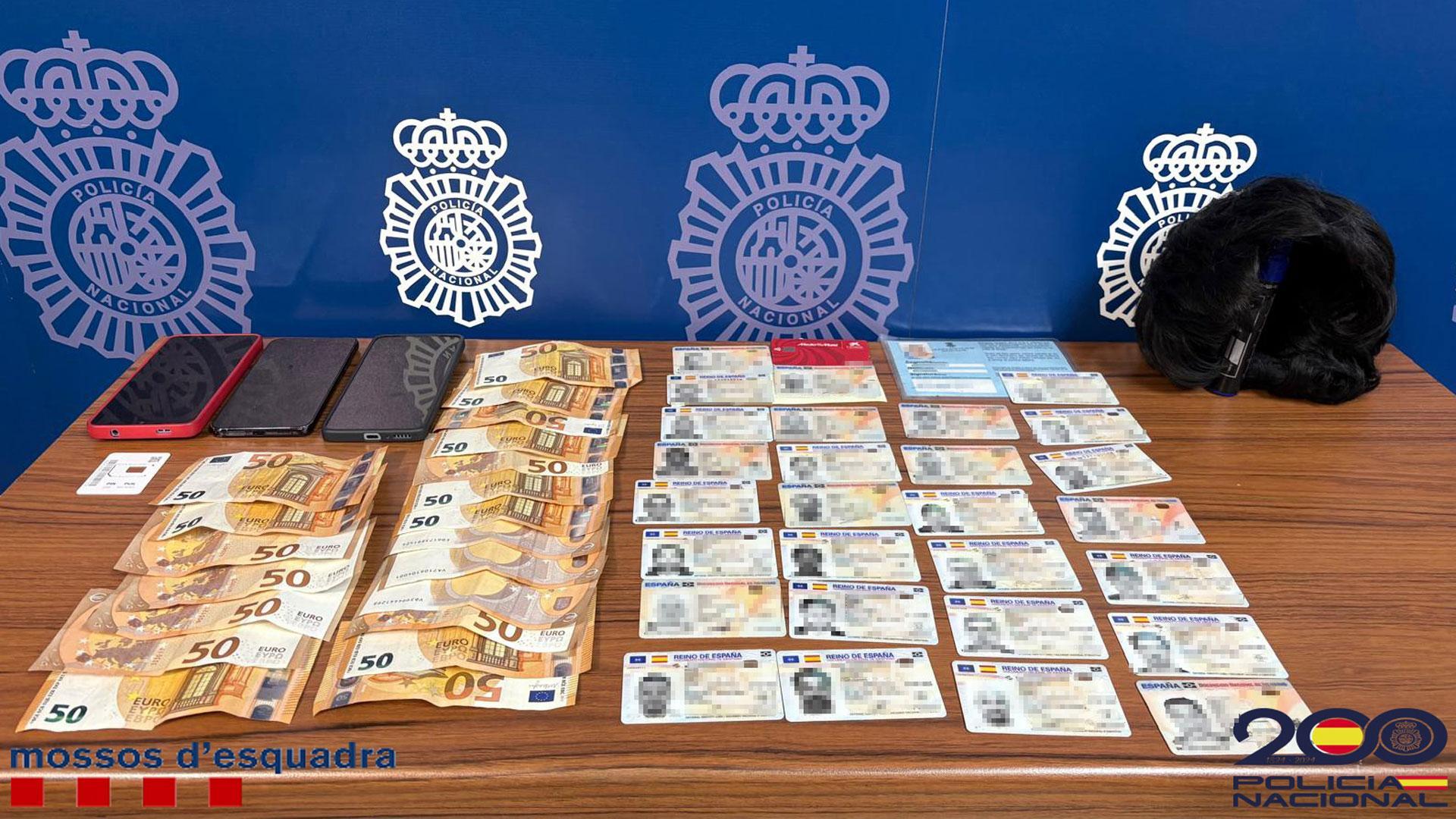 Durante el registro policial, los agentes hallaron una treintena de DNI sustraídos y dinero en efectivo