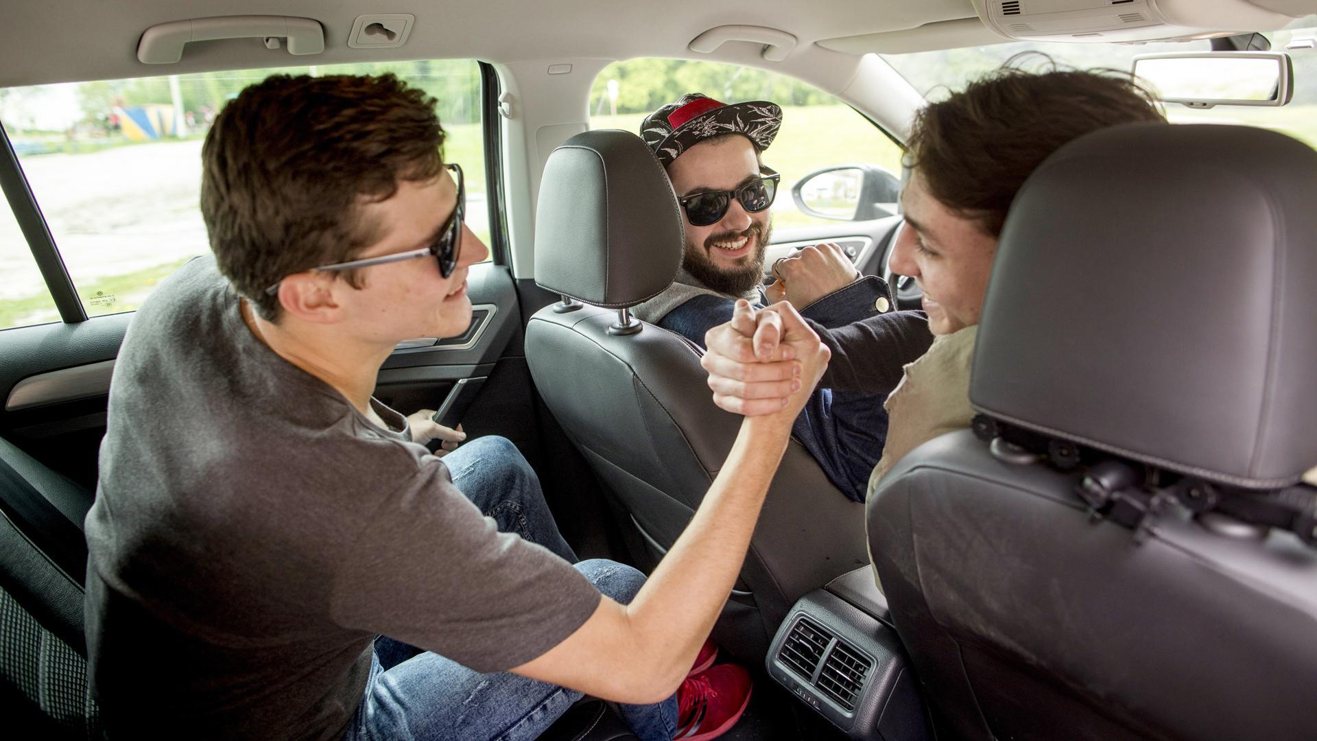 Jóvenes en un coche