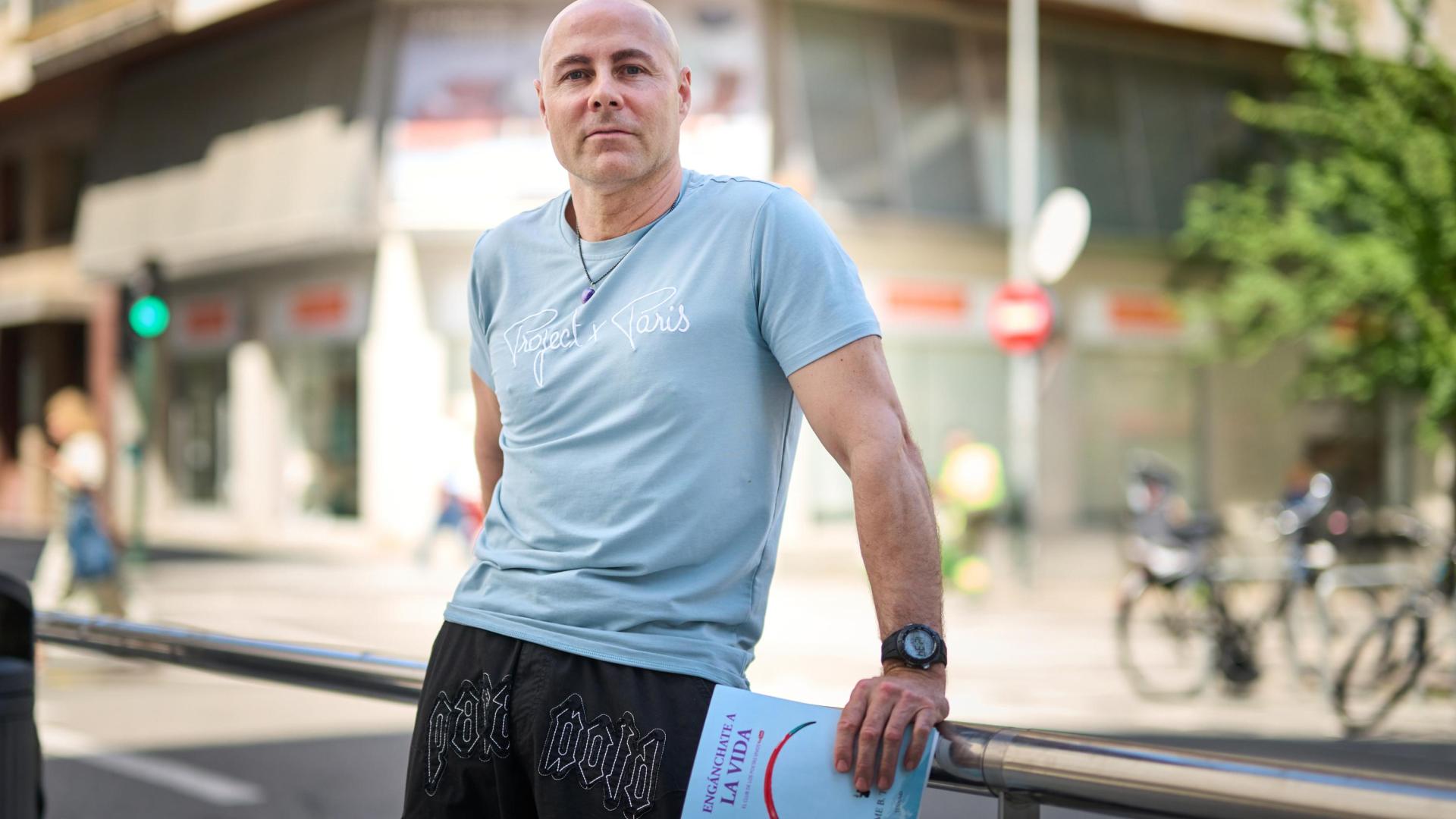 Jaime B. Tirapu, de 54 años, presenta su libro 'Engánchate a la vida' en Diario de Navarra.