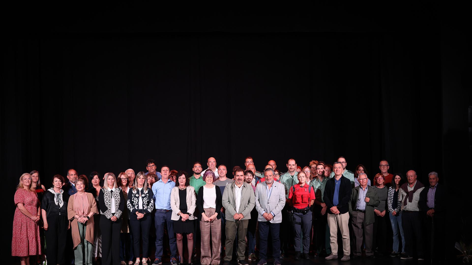 Representantes municipales, autoridades e invitados en el escenario del auditorio tras la inauguración oficial de la nueva dotación