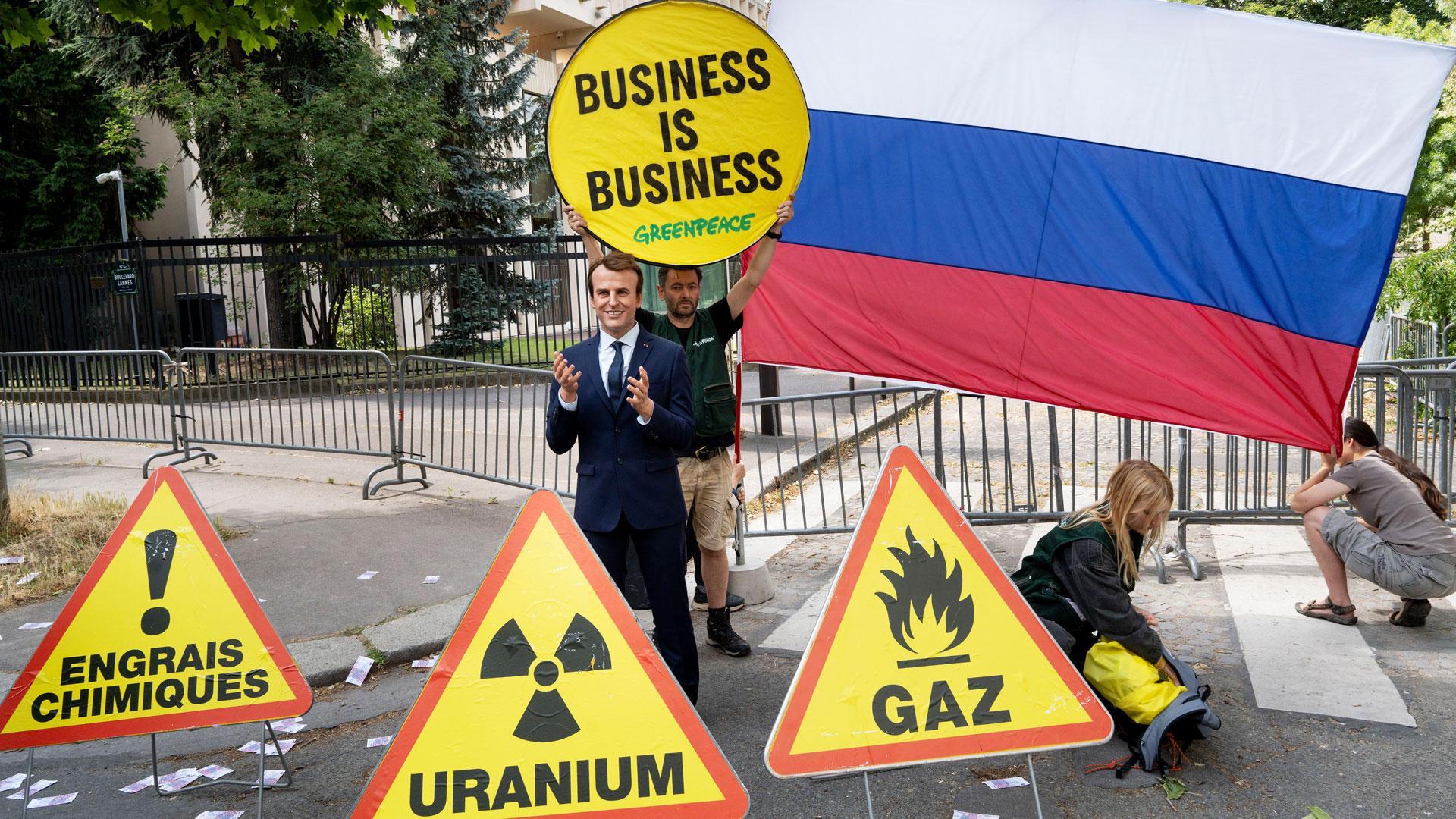 La estatua de cera de Emmanuel Macron fue robada por activistas de Greenpeace y exhibida frente a la embajada de Rusia en París para denunciar que Francia siga comprando gas natural a Moscú, a pesar de las sanciones por la guerra en Ucrania