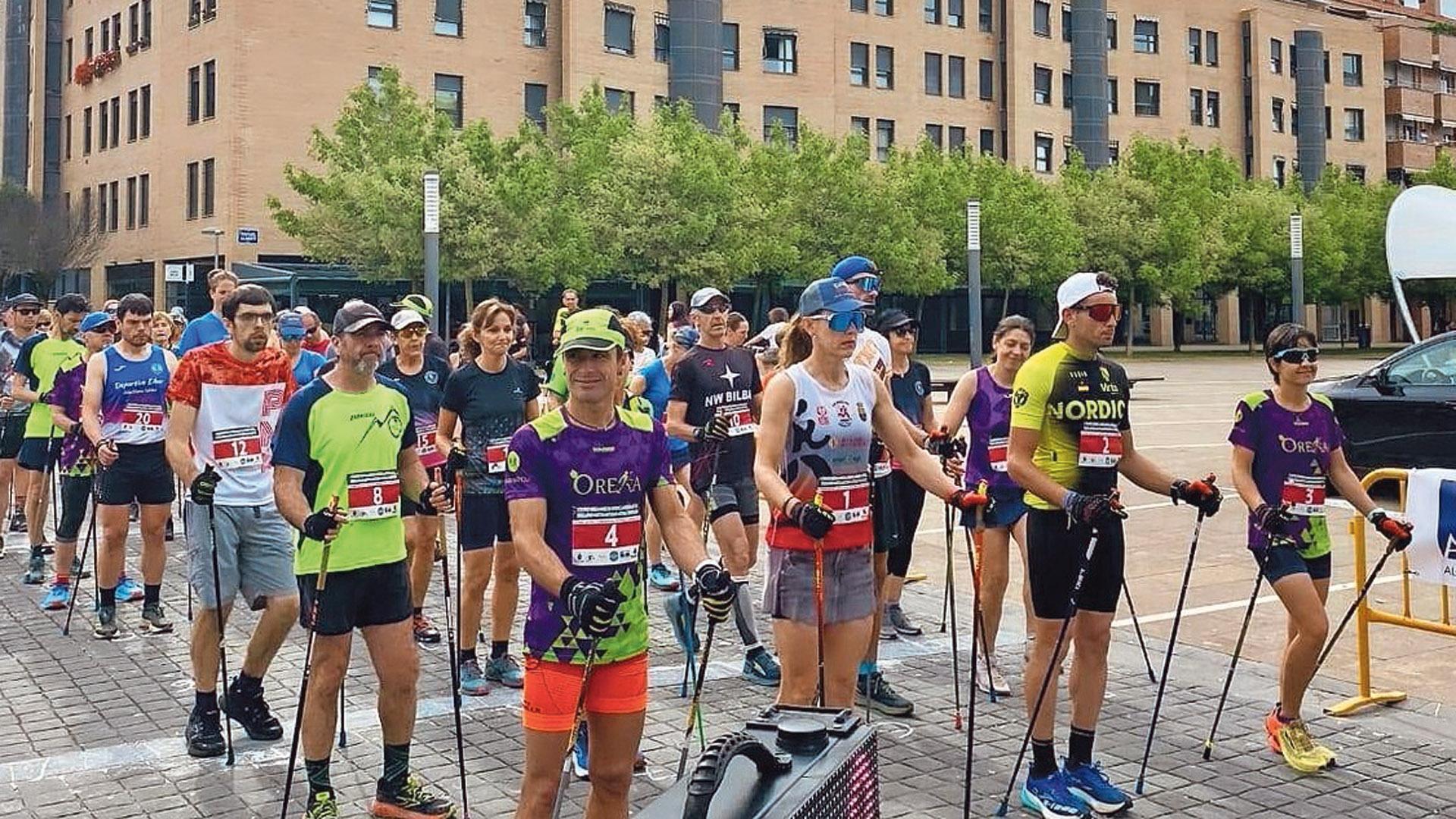 Varios competidores salen desde la línea de meta ubicada en la plaza Rafael Alberti de Ansoáin