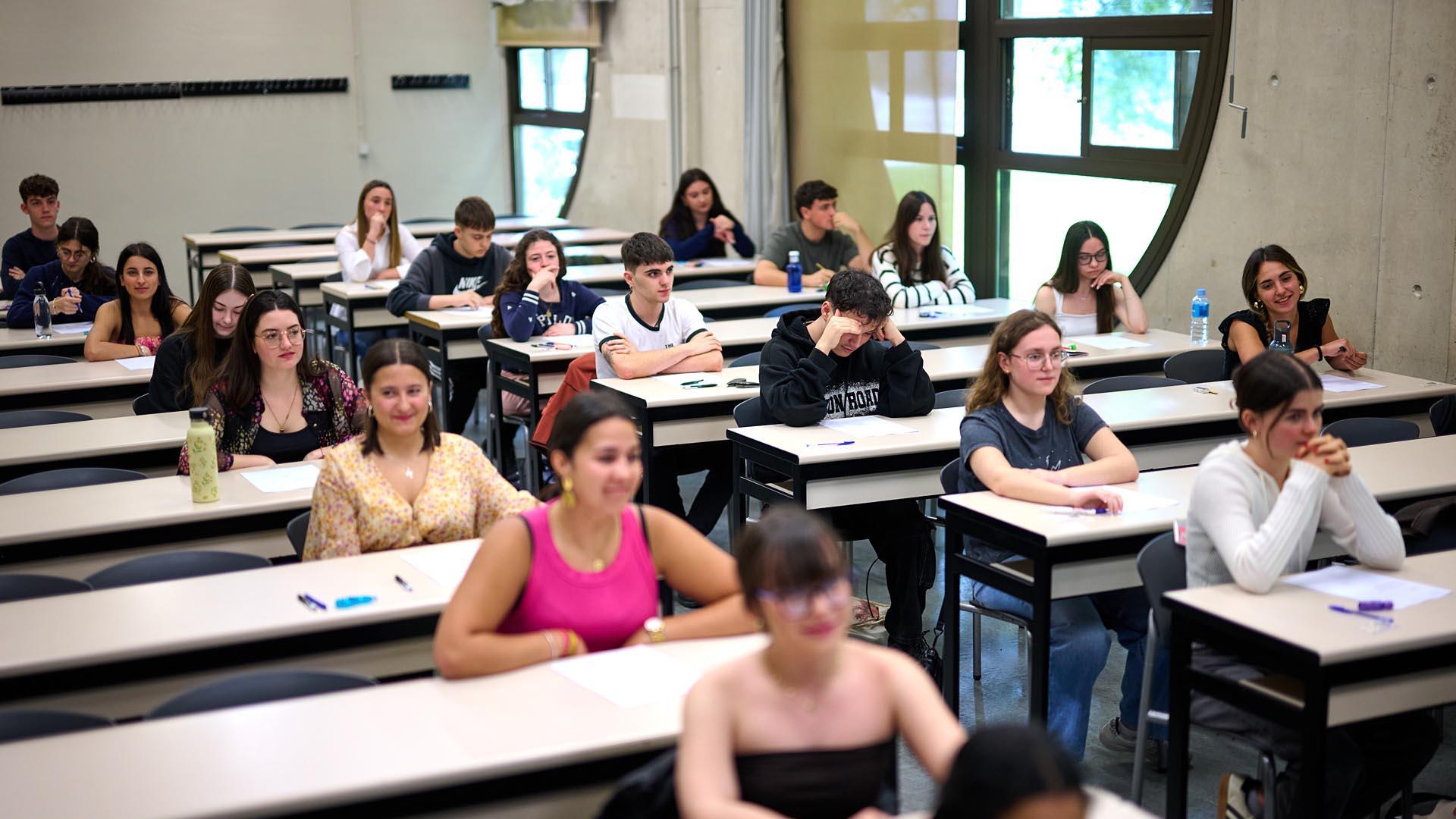 Fotos del inicio de la Prueba de Acceso a la Universidad (PAU) en los campus de Pamplona y Tudela de la UPNA.