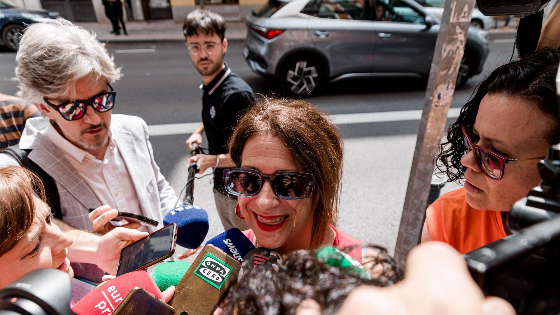 La exconcejal socialista Leire Díez atiende a los medios a su llegada a la sede del PSOE en Ferraz