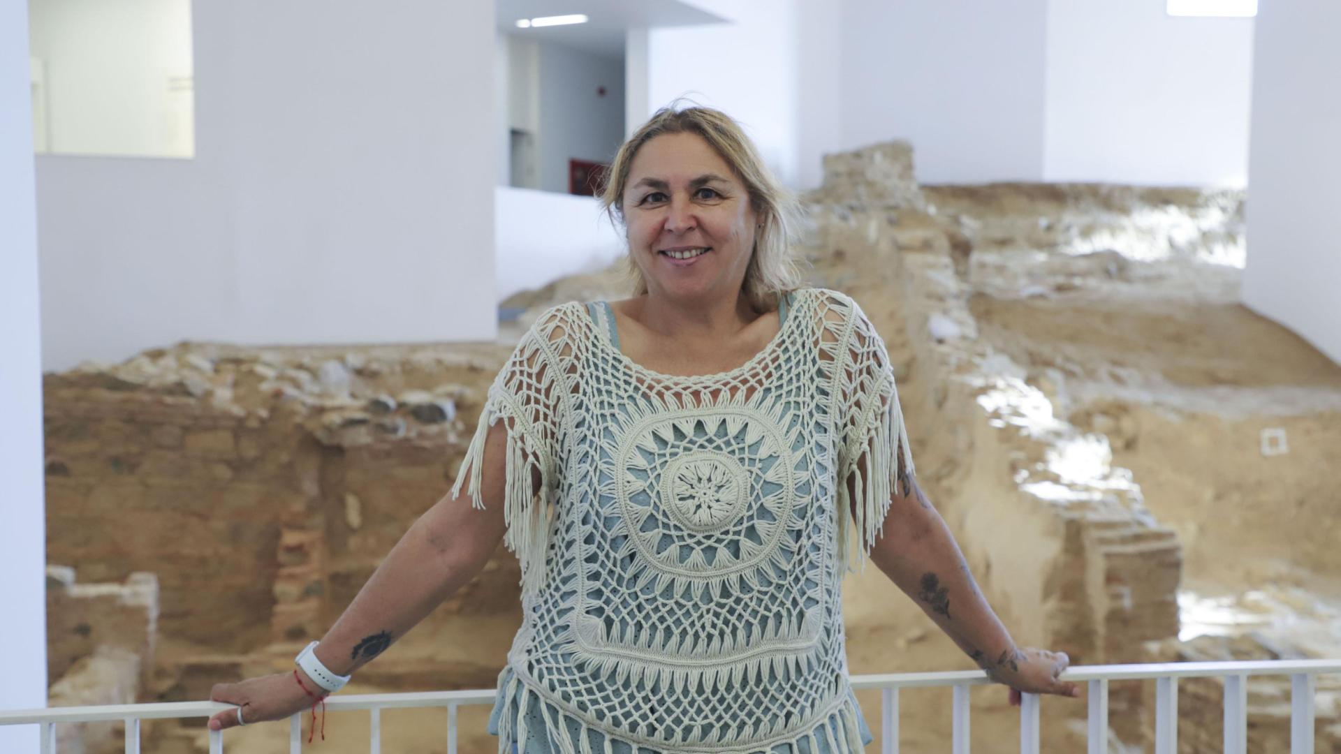 La escritora romántica, Megan Maxwell, posa ante la cámara.
