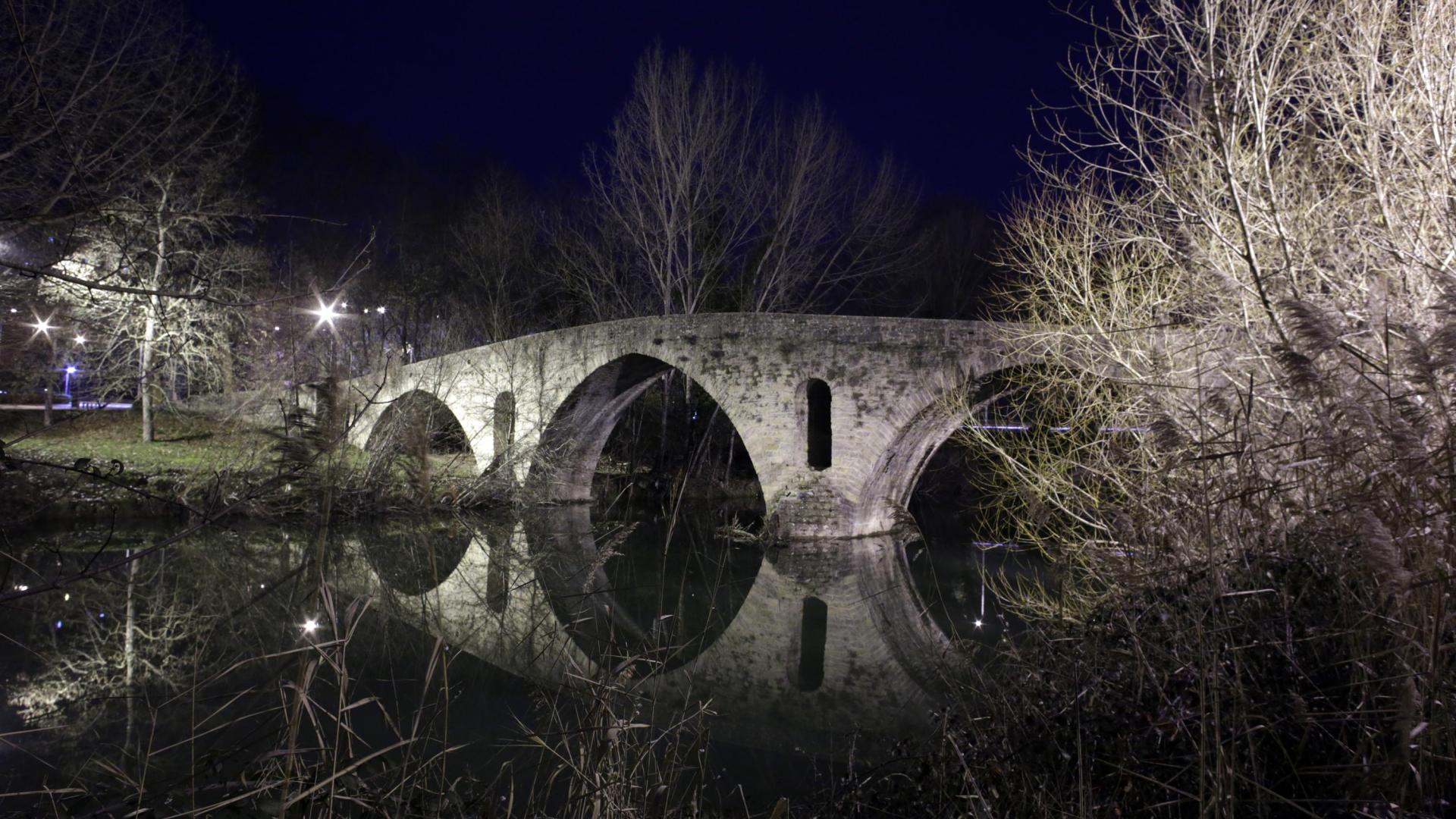 Imagen nocturna del puente medieval de la Magdalena