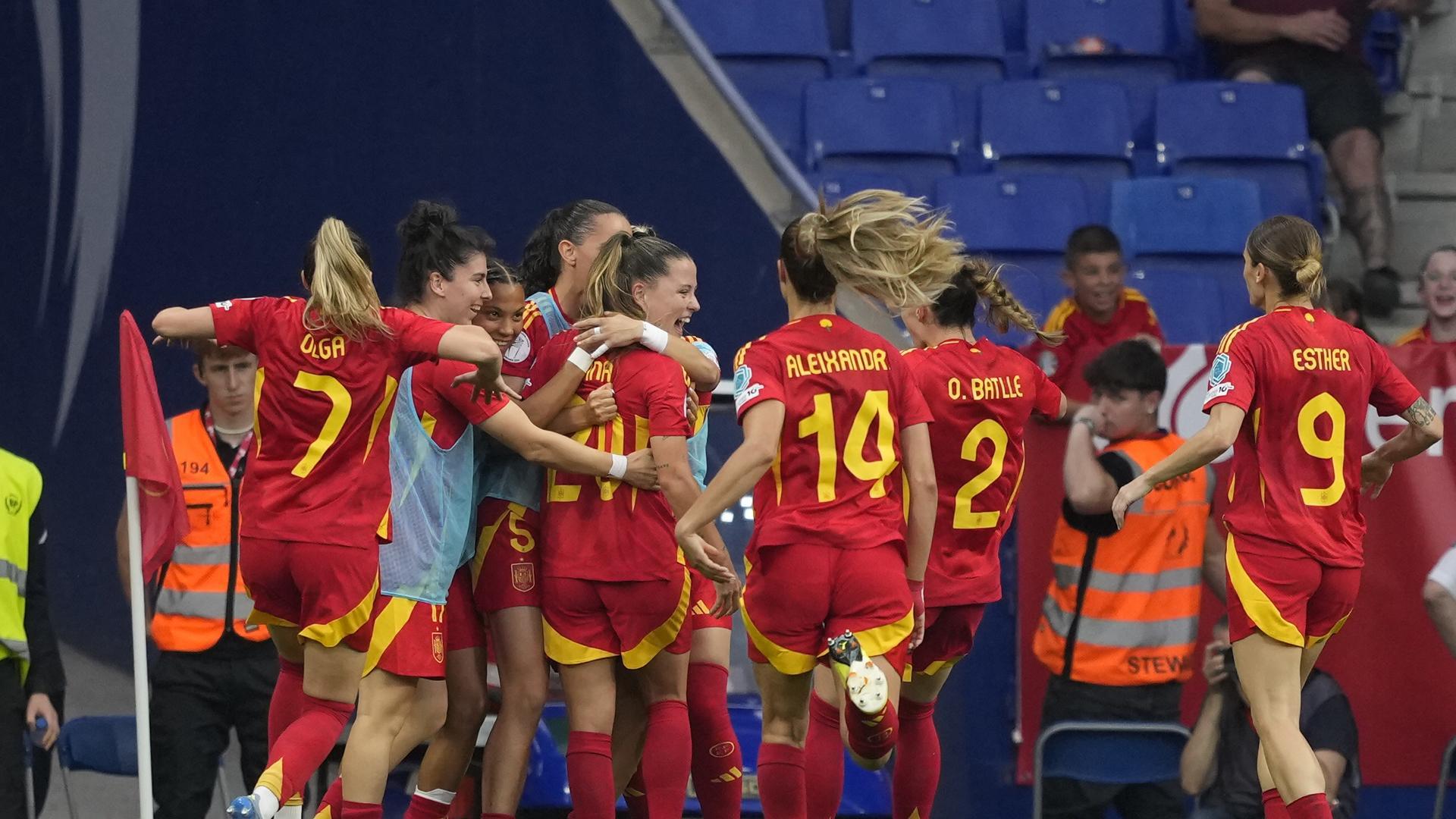 Clàudia Pina celebra con sus compañeras el segundo gol