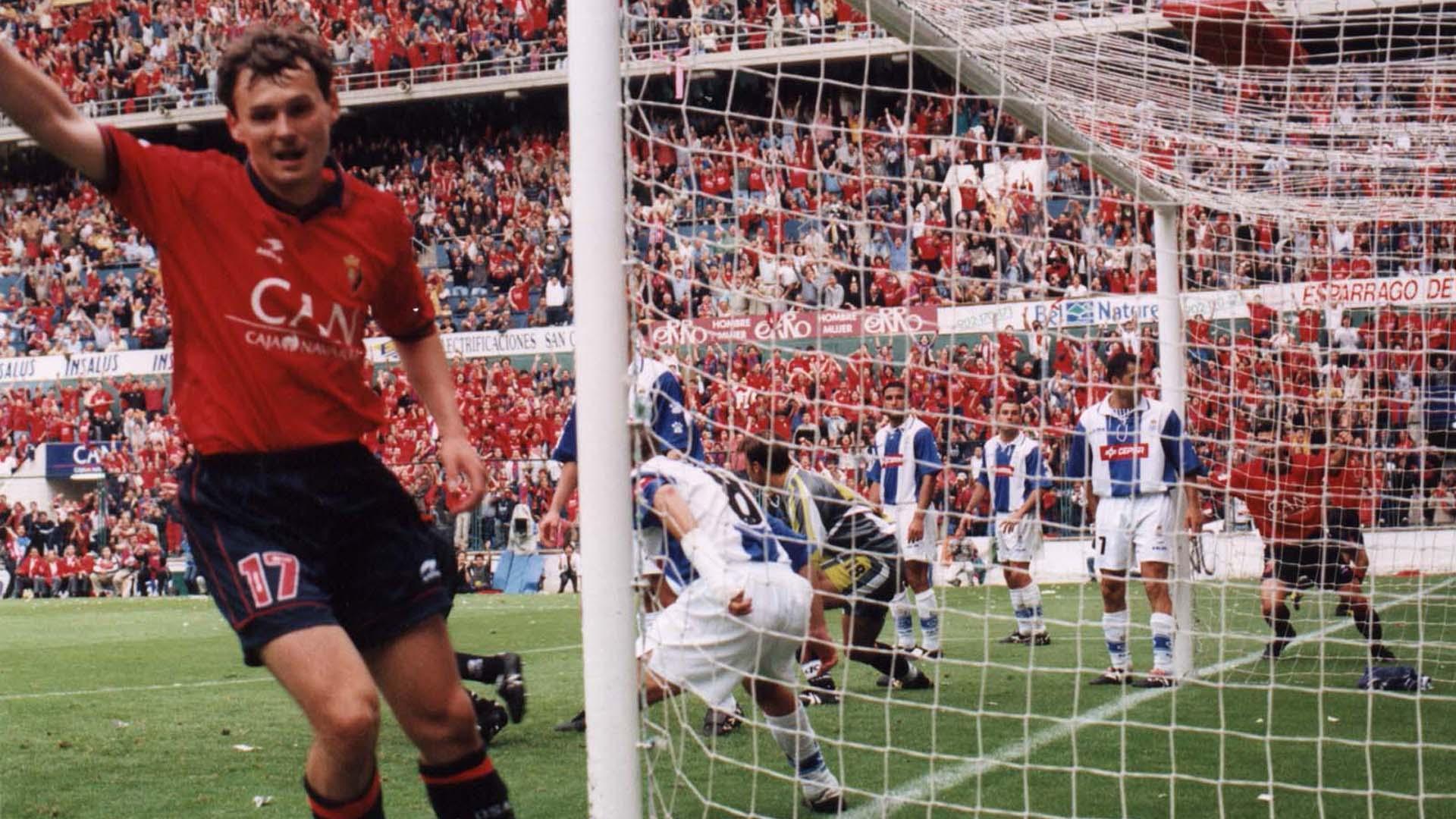 Momento en el que Trzeciak celebra su gol al Recreativo que le valió un ascenso a Osasuna