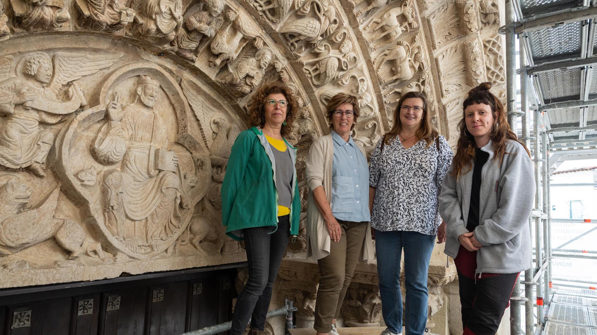 JUNTO AL TÍMPANO. De izquierda a derecha: Azucena Prior Santamaría (Artyco); Susana Herreros Lopetegui y Alicia Ancho Villanueva, ex directora y actual responsable del servicio de Patrimonio Histórico del Gobierno de Navarra; y Lucía Rustarazo Zapata, miembro del equipo de restauración de Artyco