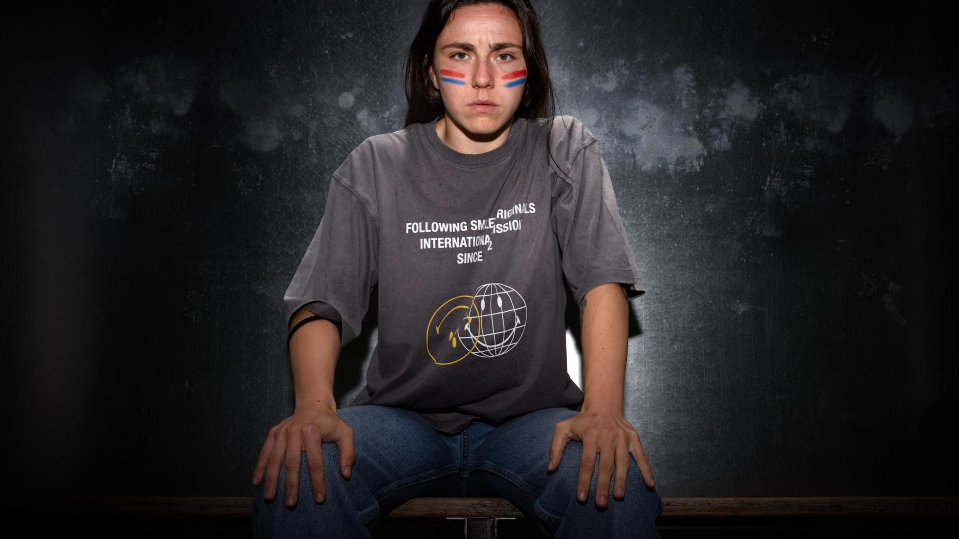 Aitana Zumárraga, con pinturas rojillas para una entrevista con Diario de Navarra