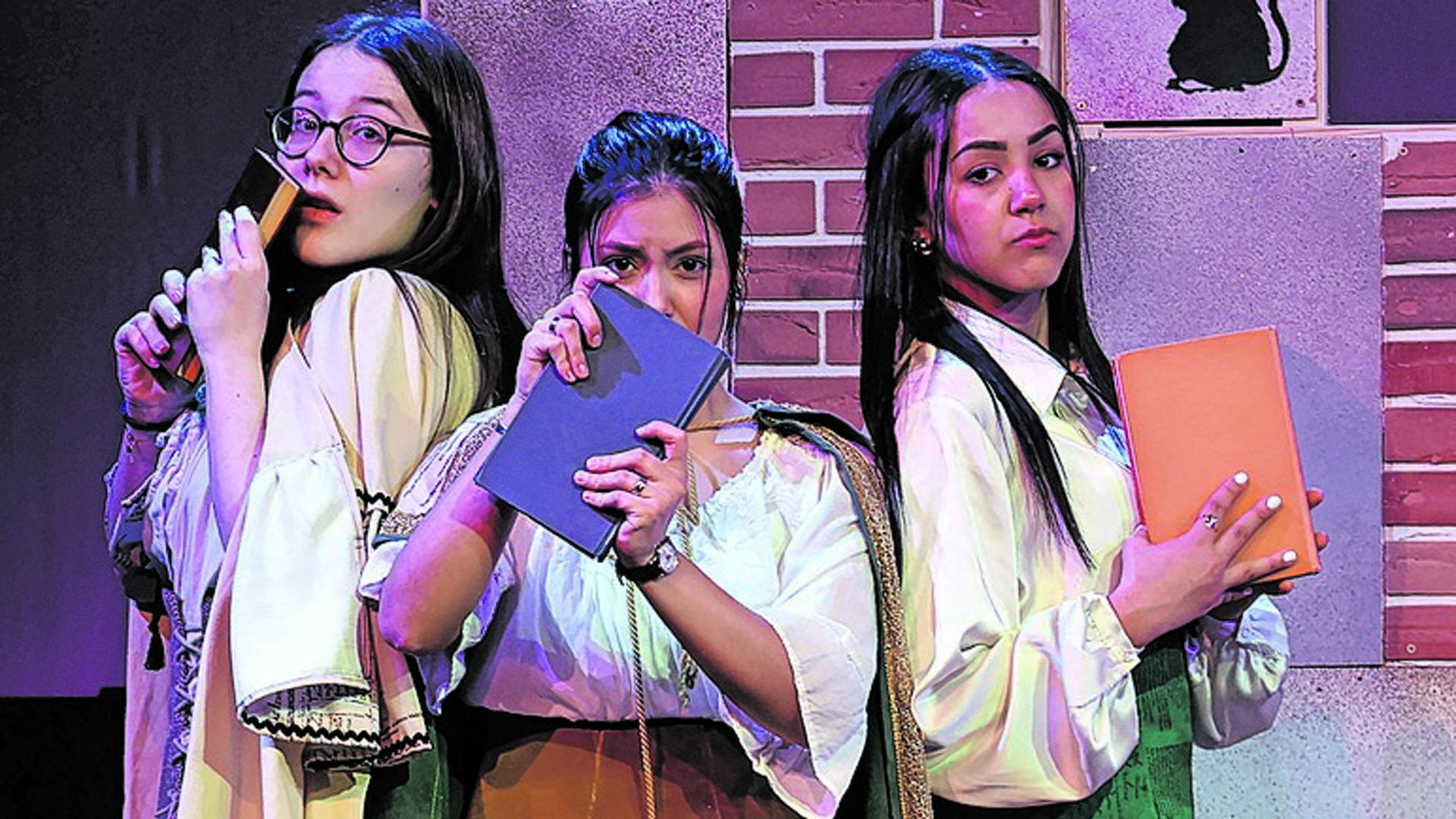 Alumnas del taller de teatro, durante un ensayo del montaje Personajas, llevado a escena durante este curso