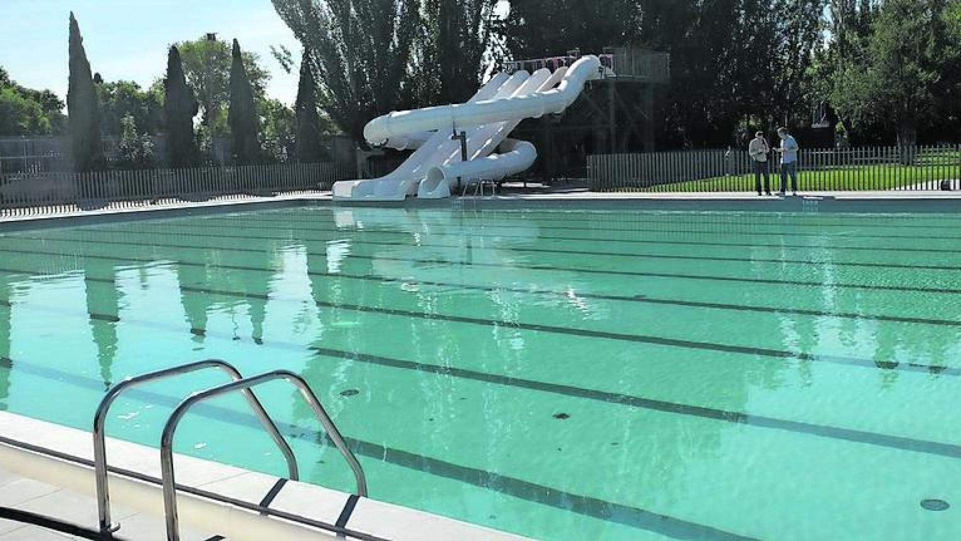 Vista de la piscina grande de Peralta con los nuevos toboganes /