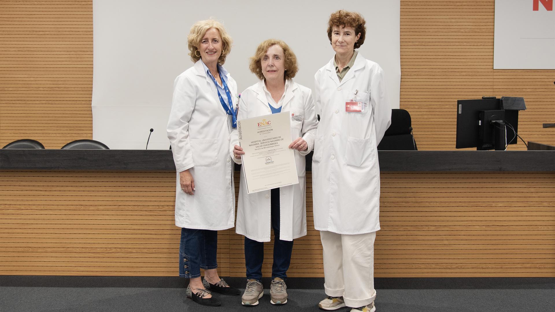 De izqda. a dcha.: directora de Cuidados Sanitarios del HUN, Marta Ancín; jefa del servicio de Microbiología Clínica del HUN, Carmen Ezpeleta; y directora Asistencial del HUN, Marta Martín