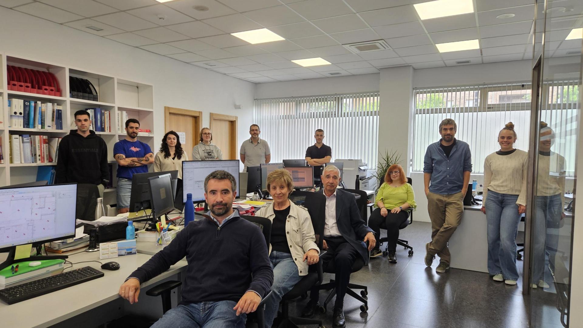 El equipo de Nasei Ingeniería, en su oficina de Barañáin