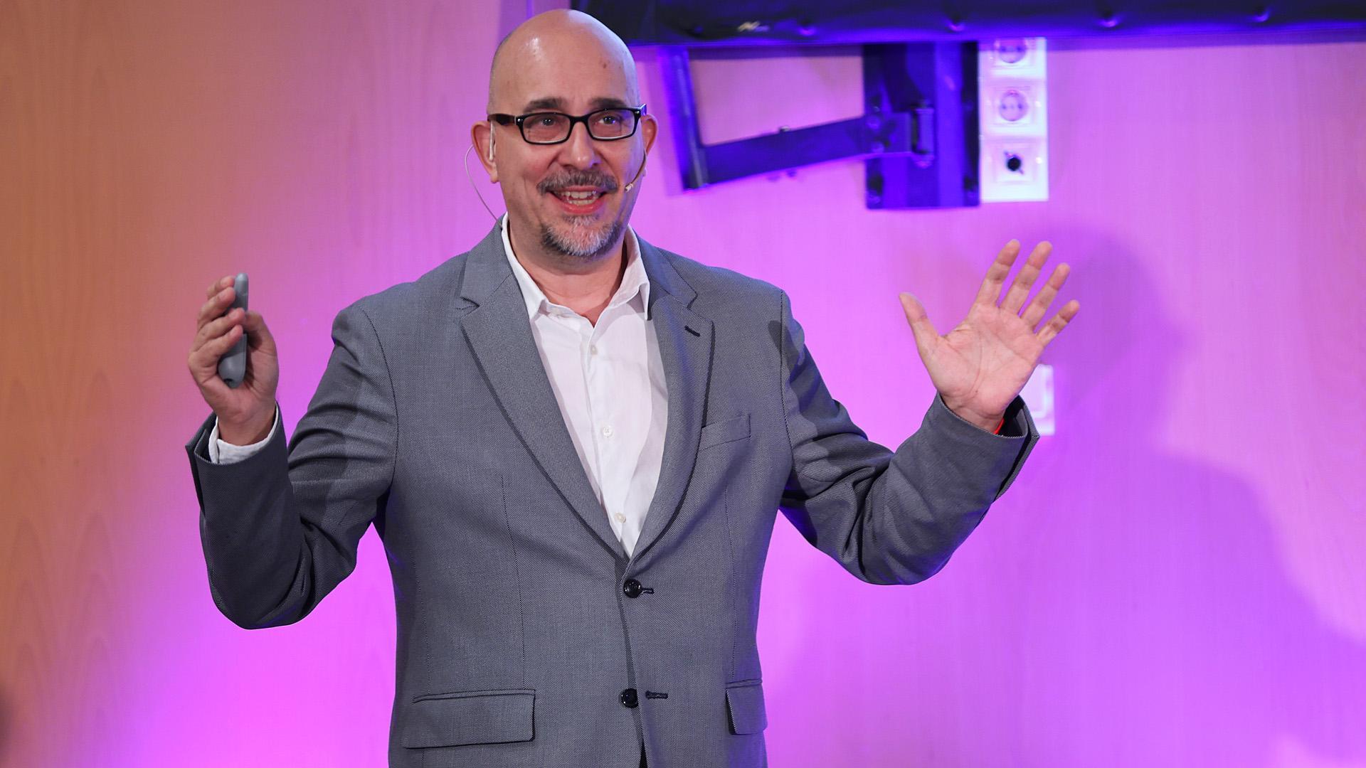 El experto Nacho Guadix durante su ponencia en Baluarte /