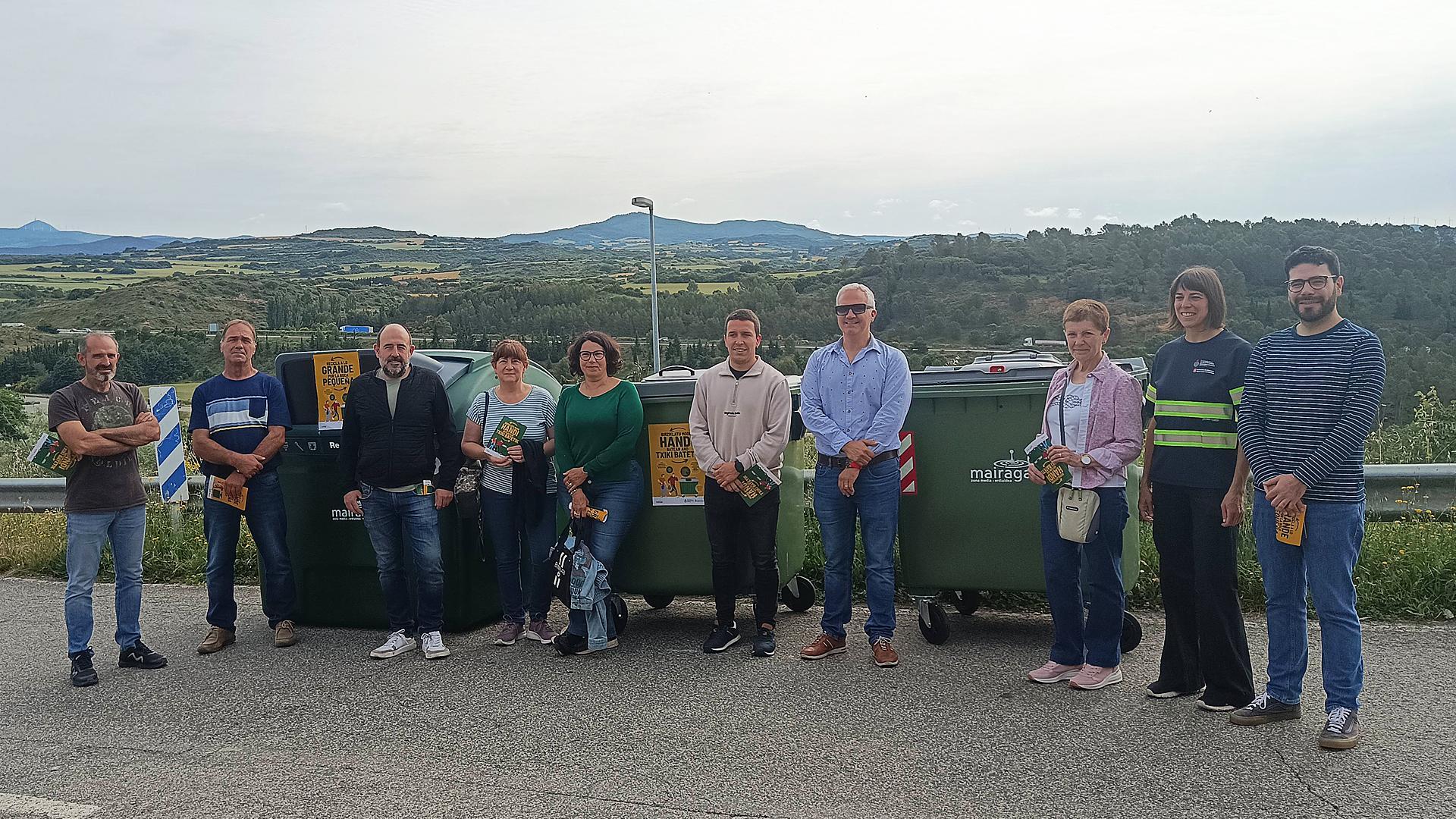 Responsables de Mairaga, de los pueblos de Valdorba y Tafalla durante la presentación de los nuevos contenedores en Pueyo /