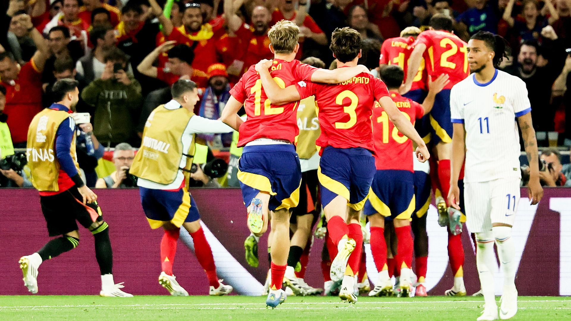 Los jugadores de España celebran el cuarto gol, obra de Lamine Yamal e penalti, ante al esolación gala /