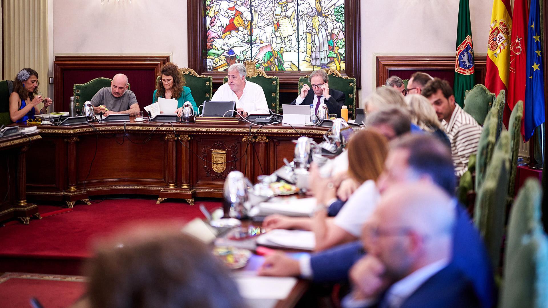La bancada de UPN y PP, a la derecha, con el alcalde al fondo, durante la larga sesión del pleno de este jueves 5 de junio /