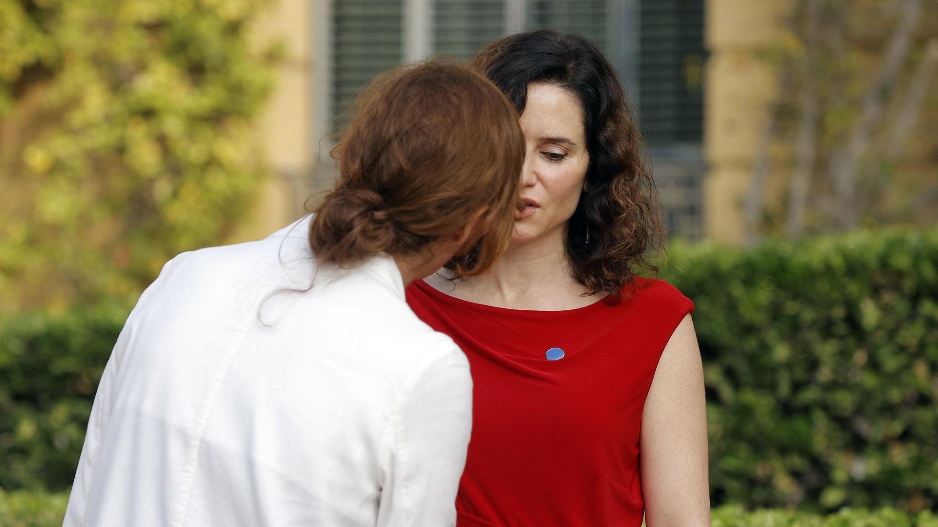 La ministra de Sanidad, Mónica García, y la presidenta de la Comunidad de Madrid, Isabel Díaz Ayuso, durante el momento de tensión que han protagonizado este viernes