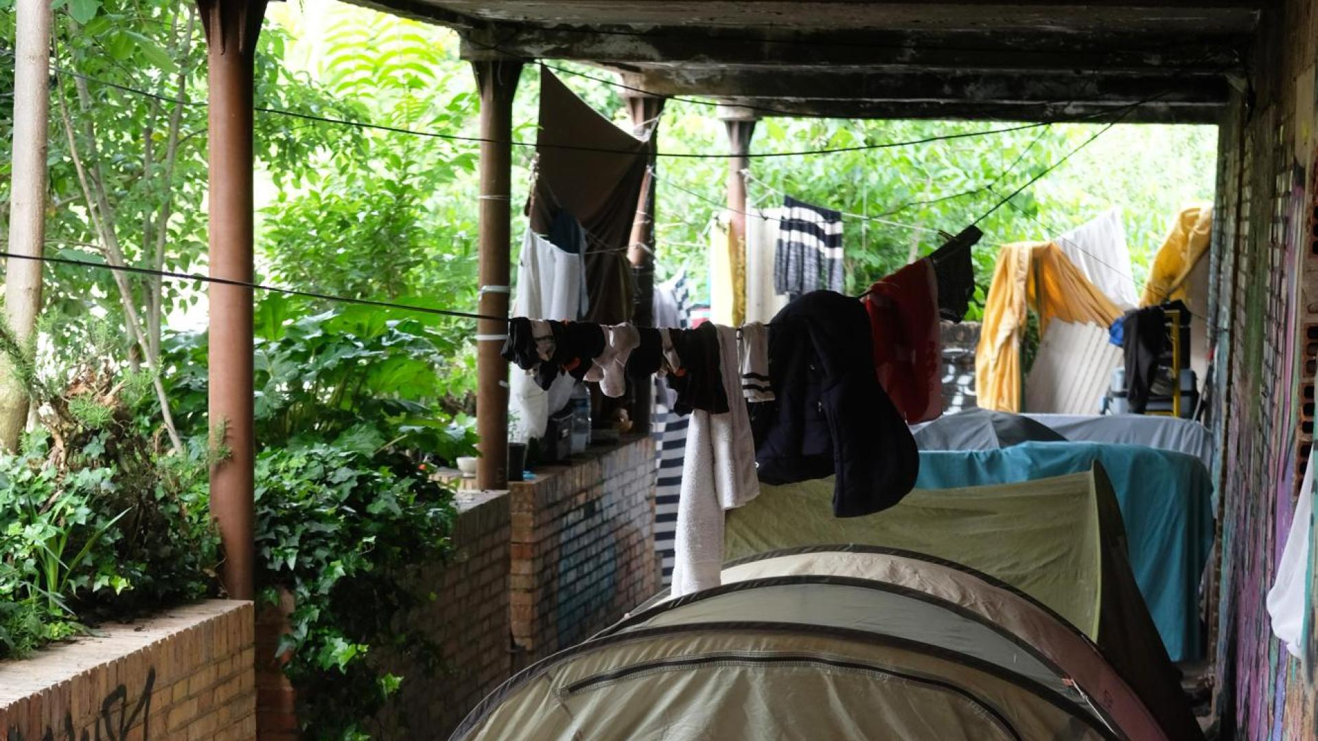 Tiendas de campaña en la parte delantera del antiguo convento abandonado en Aranzadi.