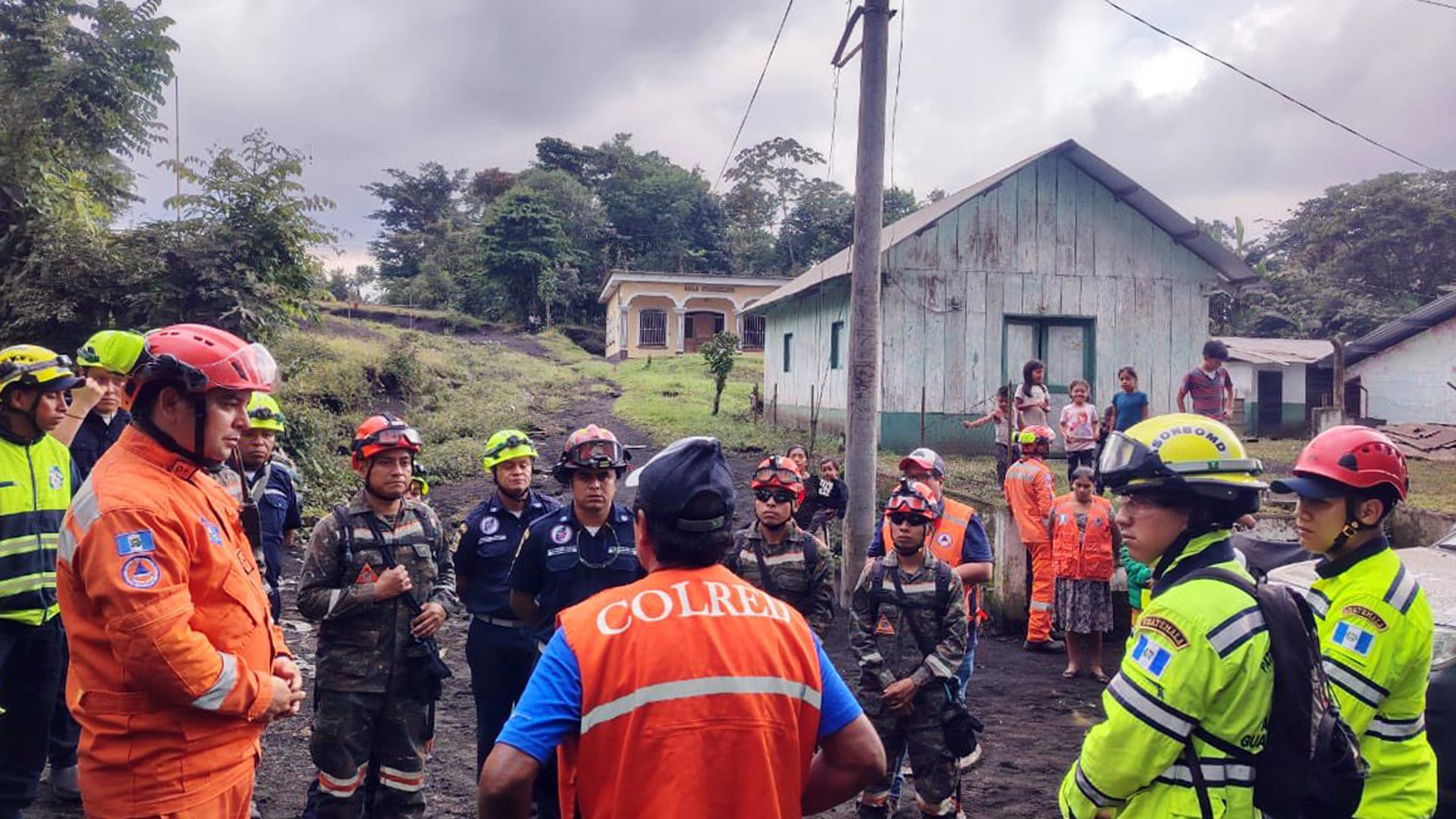Servicios de rescate, evacuando familias en riesgo por el volcán de Fuego en Chimaltenango