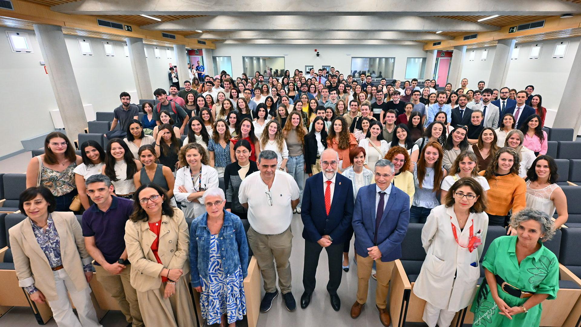 El consejero Domínguez junto a los residentes que realizarán su formación sanitaria en Navarra