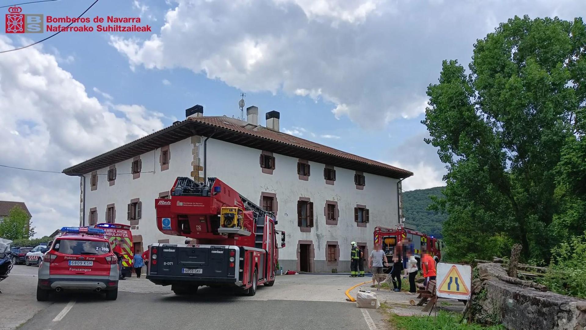 Los bomberos trabajan en la vivienda afectada por el incendio