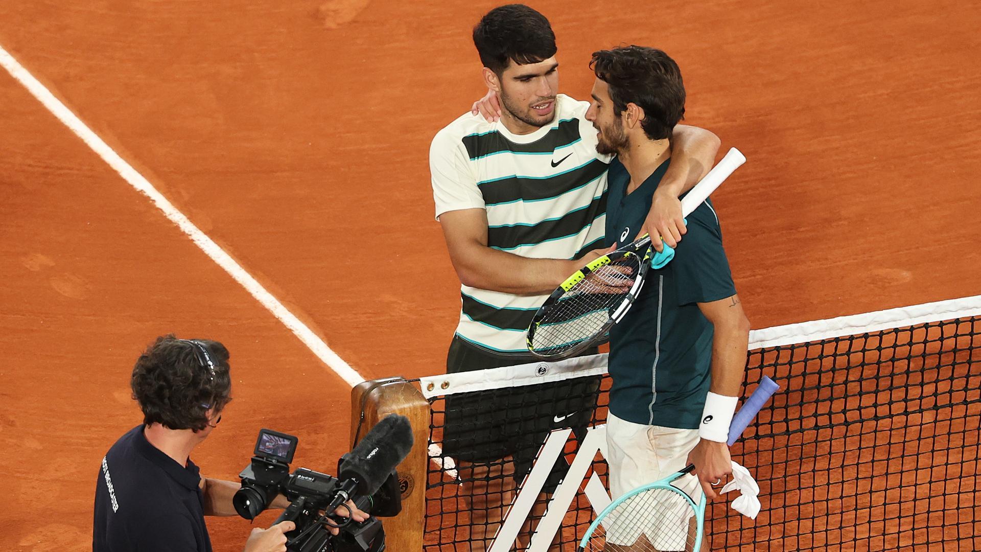 Carlos Alcaraz y Lorenzo Musetti conversar tras retirarse el italiano en la semifinal del Roland Garros por problemas físicos /