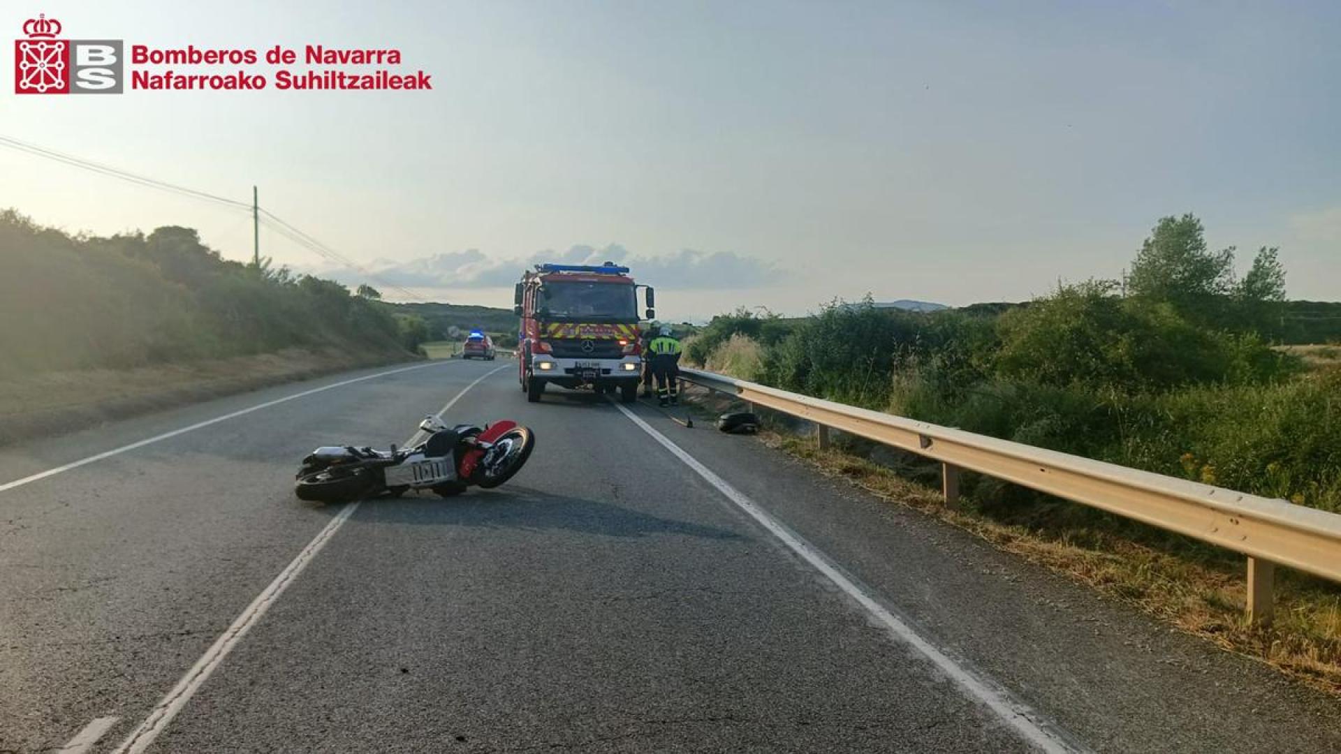 La moto accidentada en el lugar del siniestro