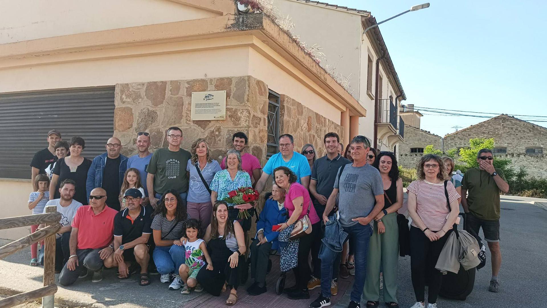Familiares, amigos y representantes municipales en el acto homenaje con el que se recordó a Félix Álvarez en el área de autocaravanas /