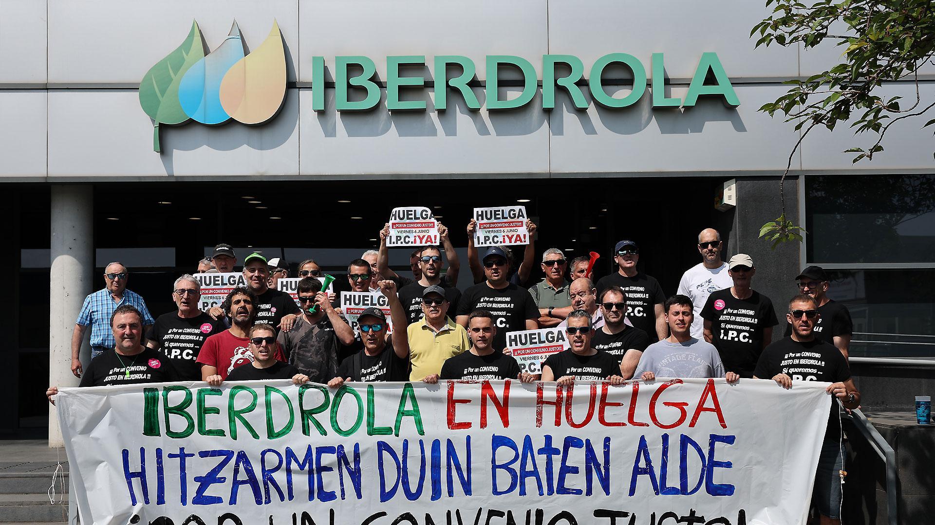 Protesta de los trabajadores ante el edificio de Iberdrola en Landaben
