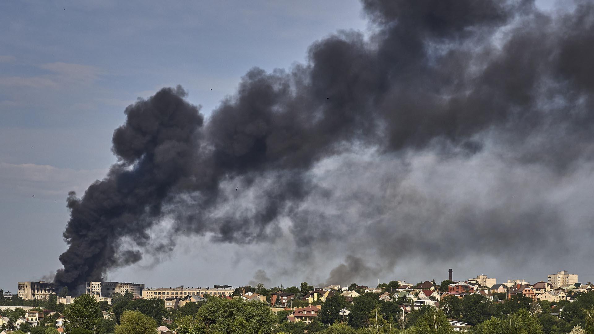 El humo emerge de Kharkiv tras un ataque ruso