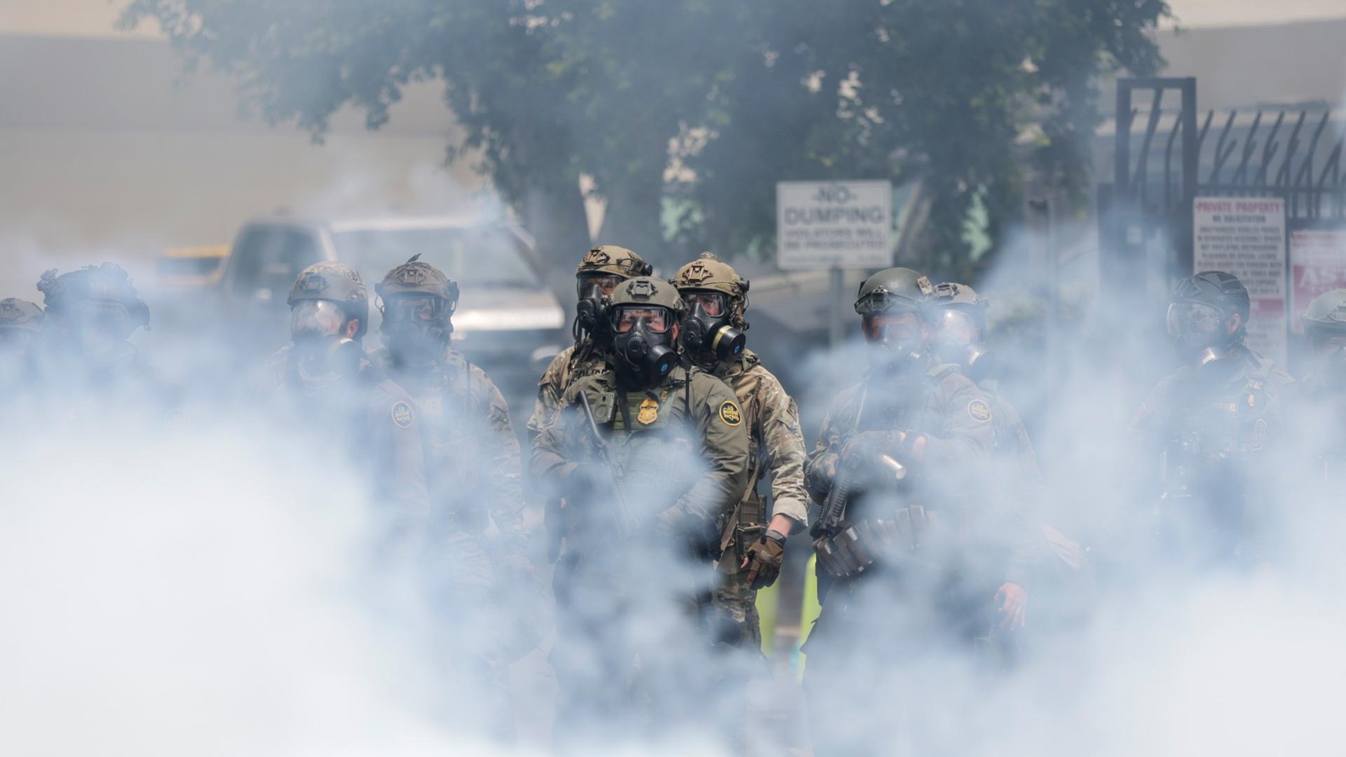 Agentes federale durante los disturbios en Los Ángeles