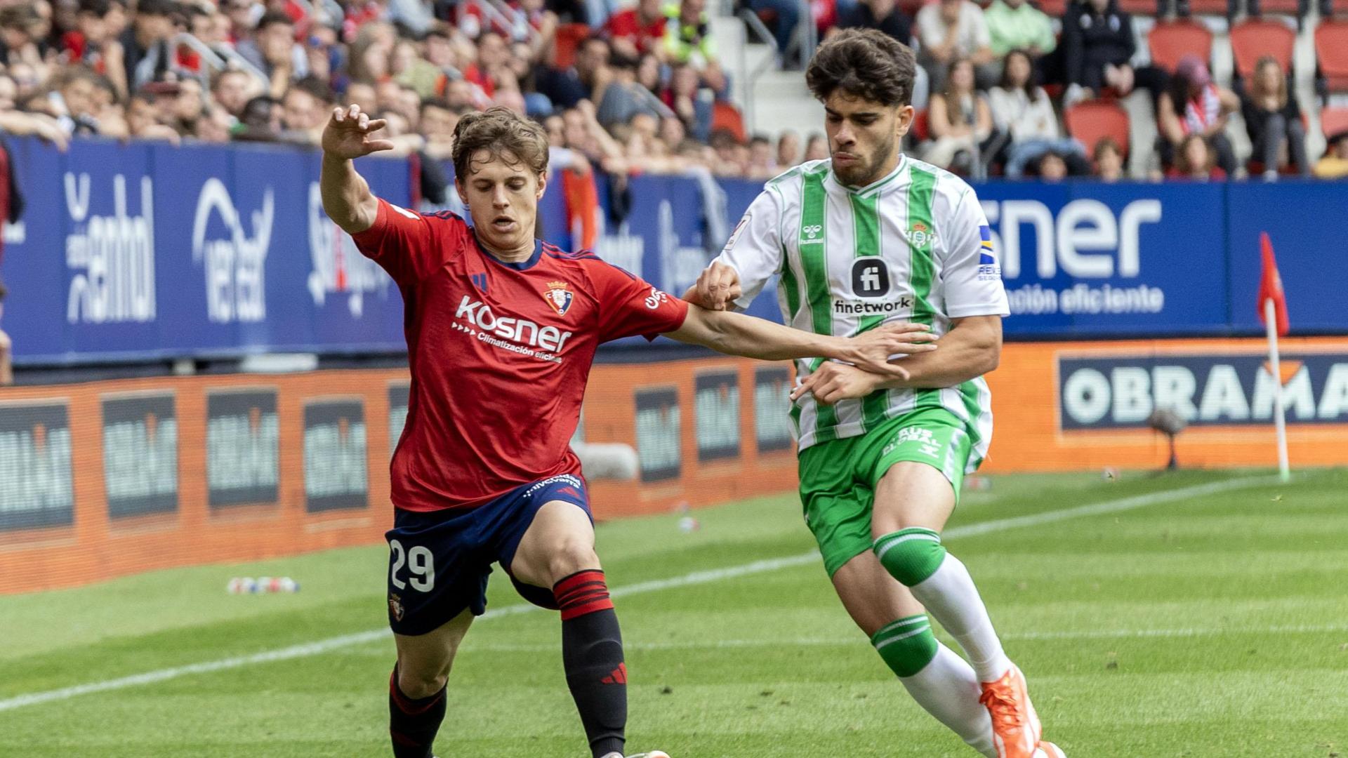 Xabi Huarte, con Abde, el día que debutó con el primer equipo hace un año en El Sadar