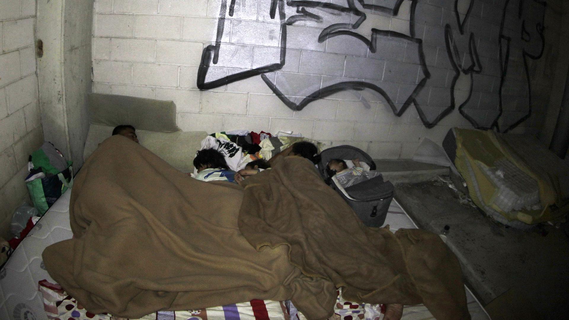 Una bebé de 11 meses, sus hermanos de 8, 5 y 2 años y sus padres pasan las noches en un colchón abandonado en un polígono industrial