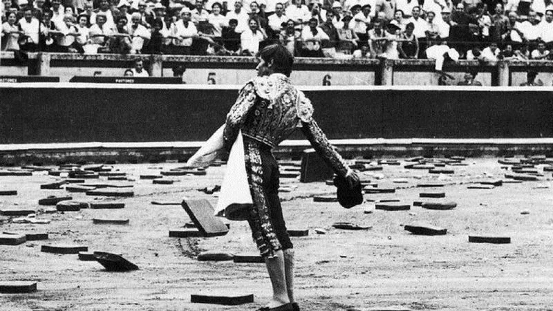 El Cordobés, en la corrida del 13 de julio de 1965, dando pases con la montera a las almohadillas que caían