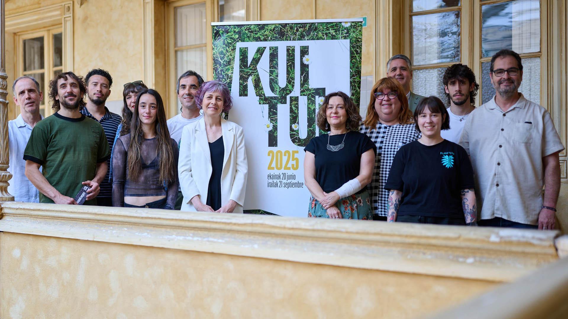La consejera Esnaola e Ignacio Apezteguía junto con artistas y representantes locales que colaboran en la organización de Kultur